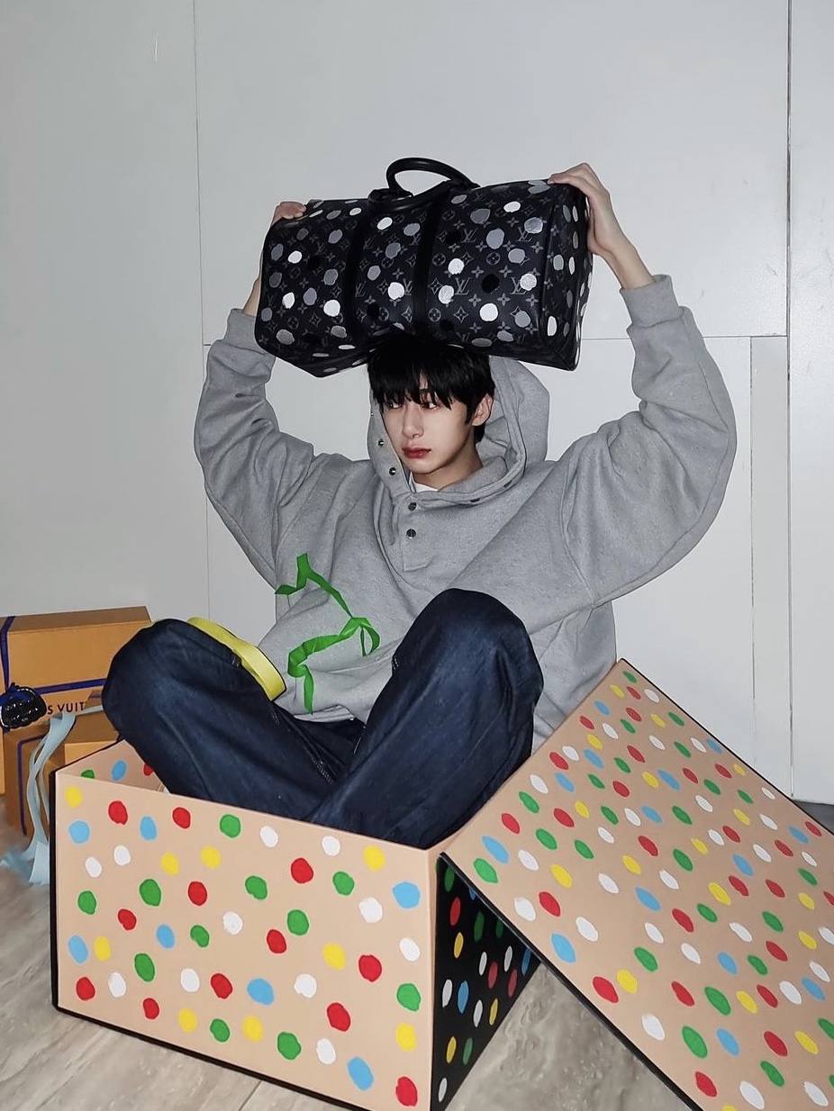 Louis Vuitton x YK Keepall 55 Black 착용 스타일
