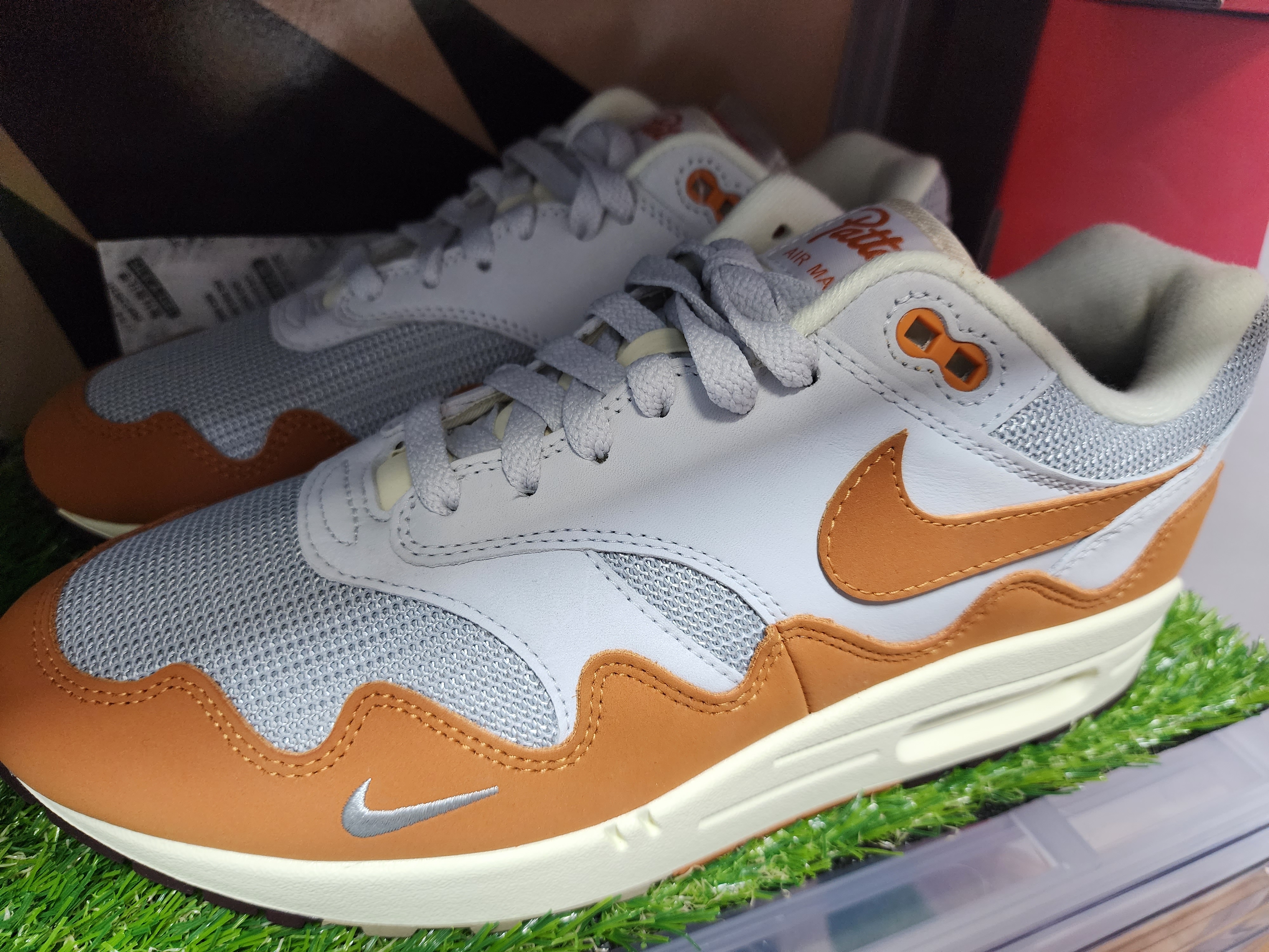 Nike x Patta Air Max 1 Monarch 착용 스타일