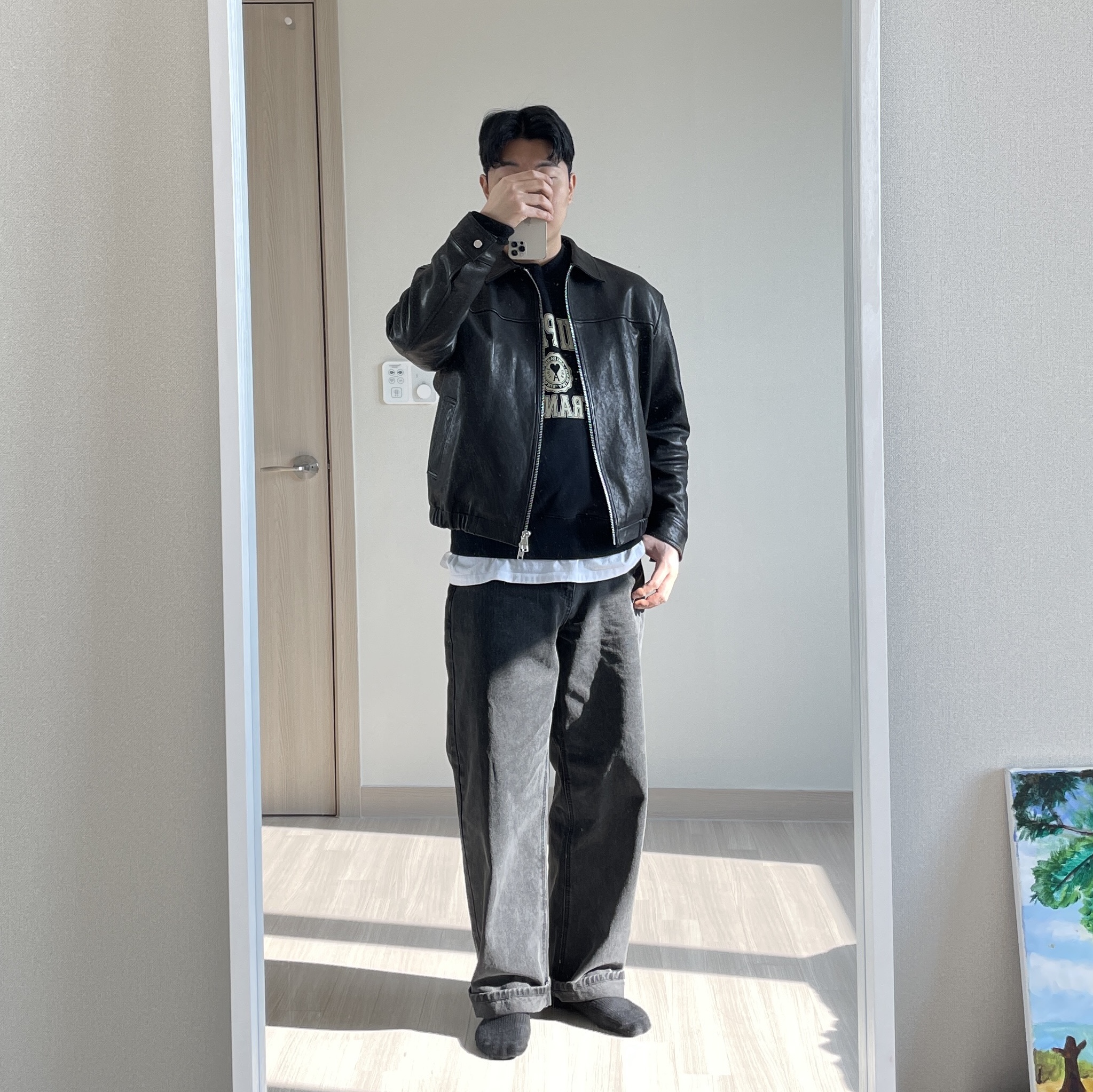 AMI Paris France Sweatshirt Black 착용 스타일 - 2