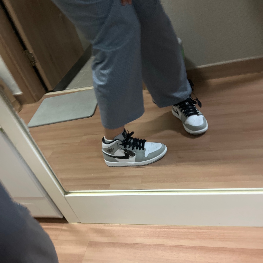 Jordan 1 Mid Light Smoke Grey 착용 스타일