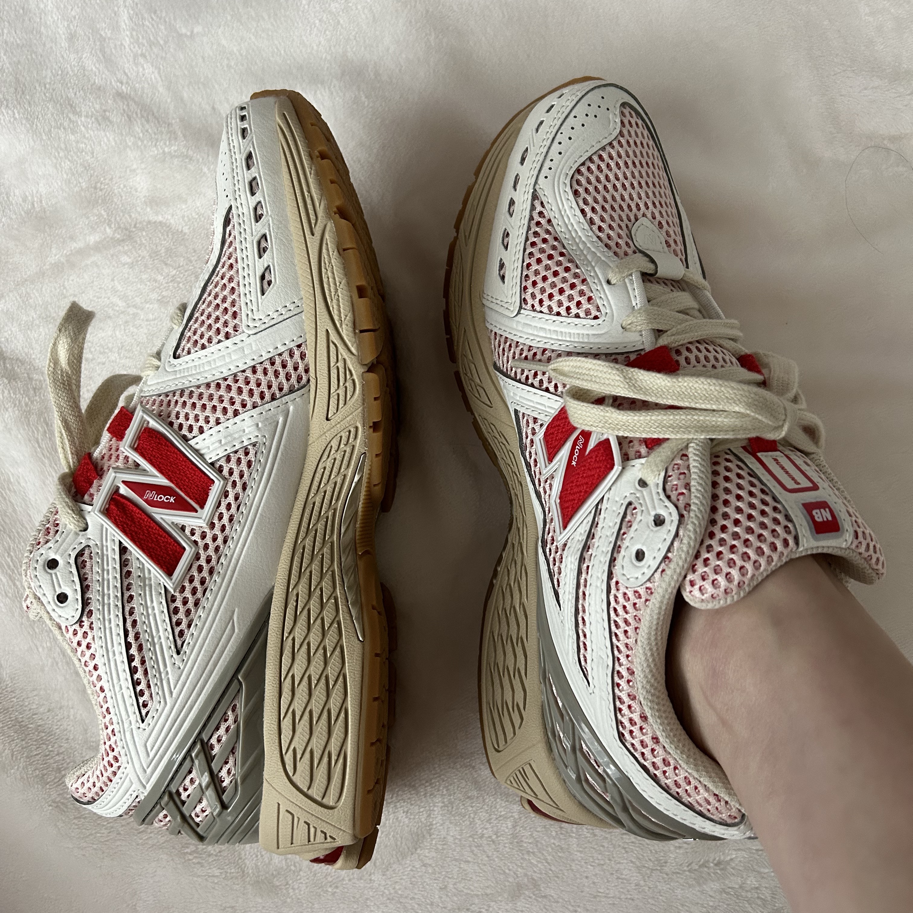 New Balance 1906R White Red 착용 스타일