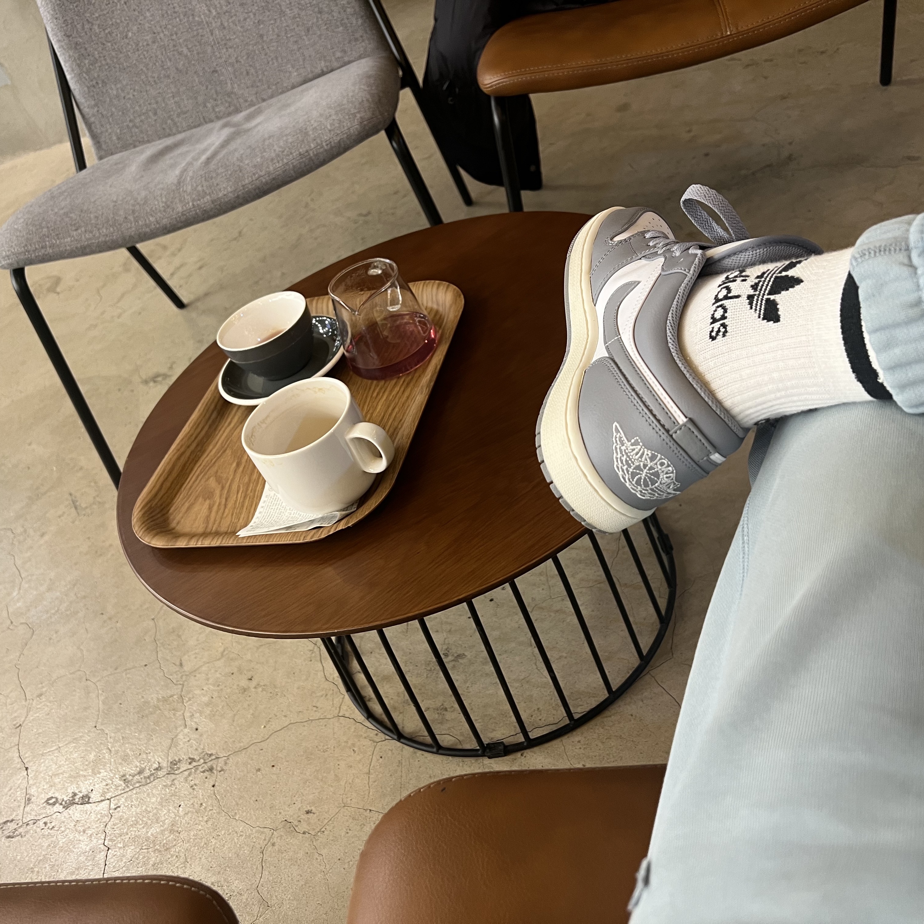 Jordan 1 Low Stealth and White 착용 스타일 - 1