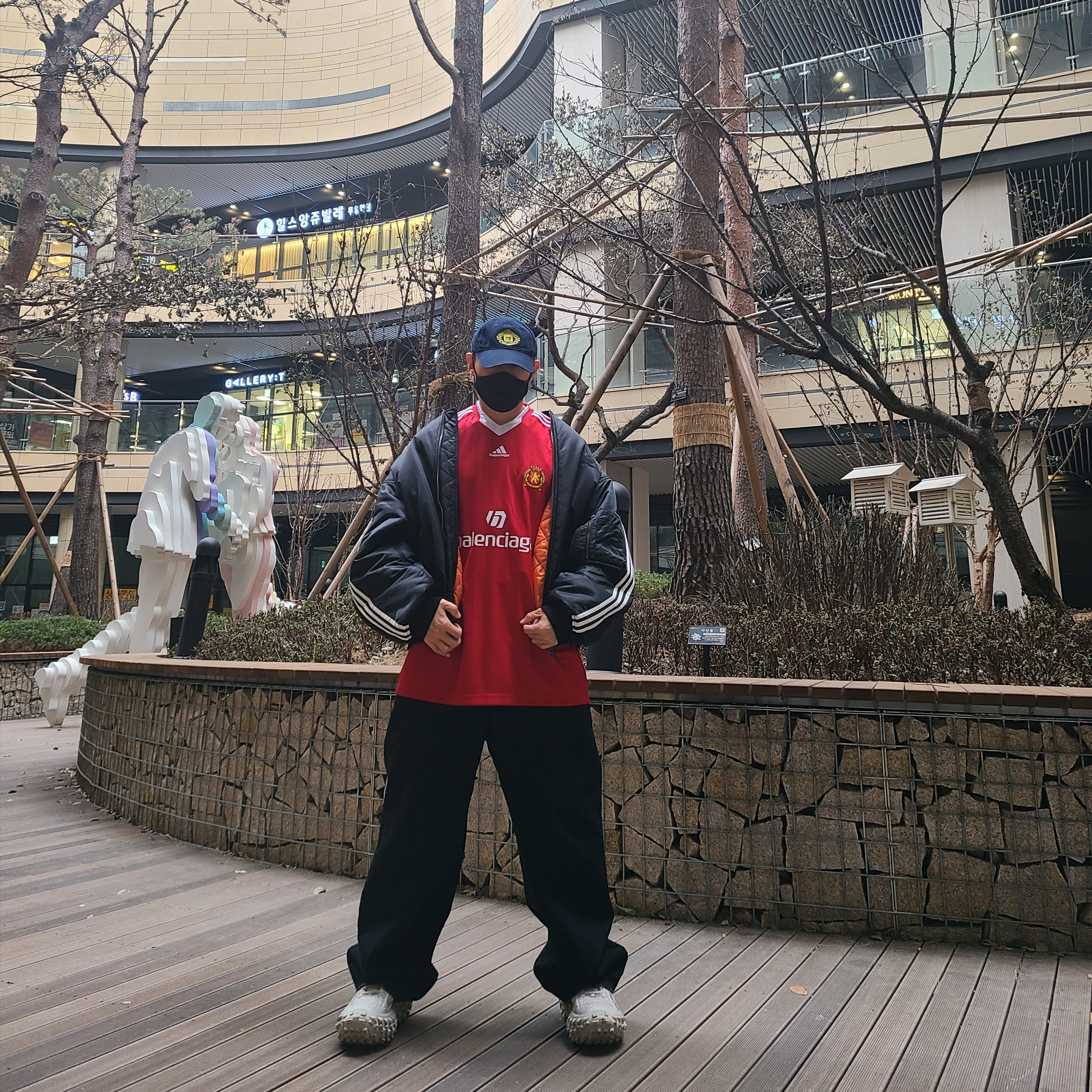Balenciaga x Adidas Oversized Football T-Shirt Red 착용 스타일 - 1