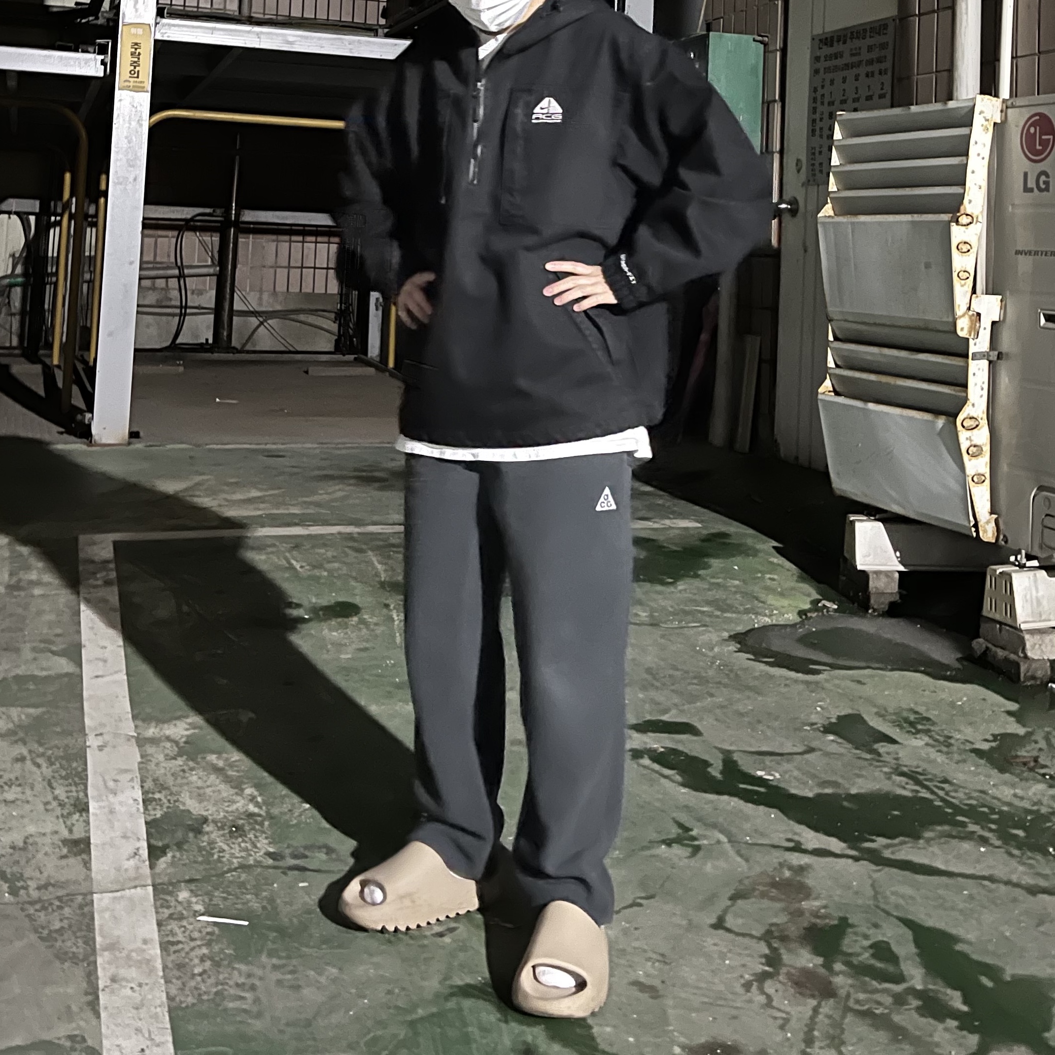 Supreme x Nike ACG Denim Pullover Black - 22FW, Adidas Yeezy Slide Pure - Re-Release Ver. 착용 스타일 - 2