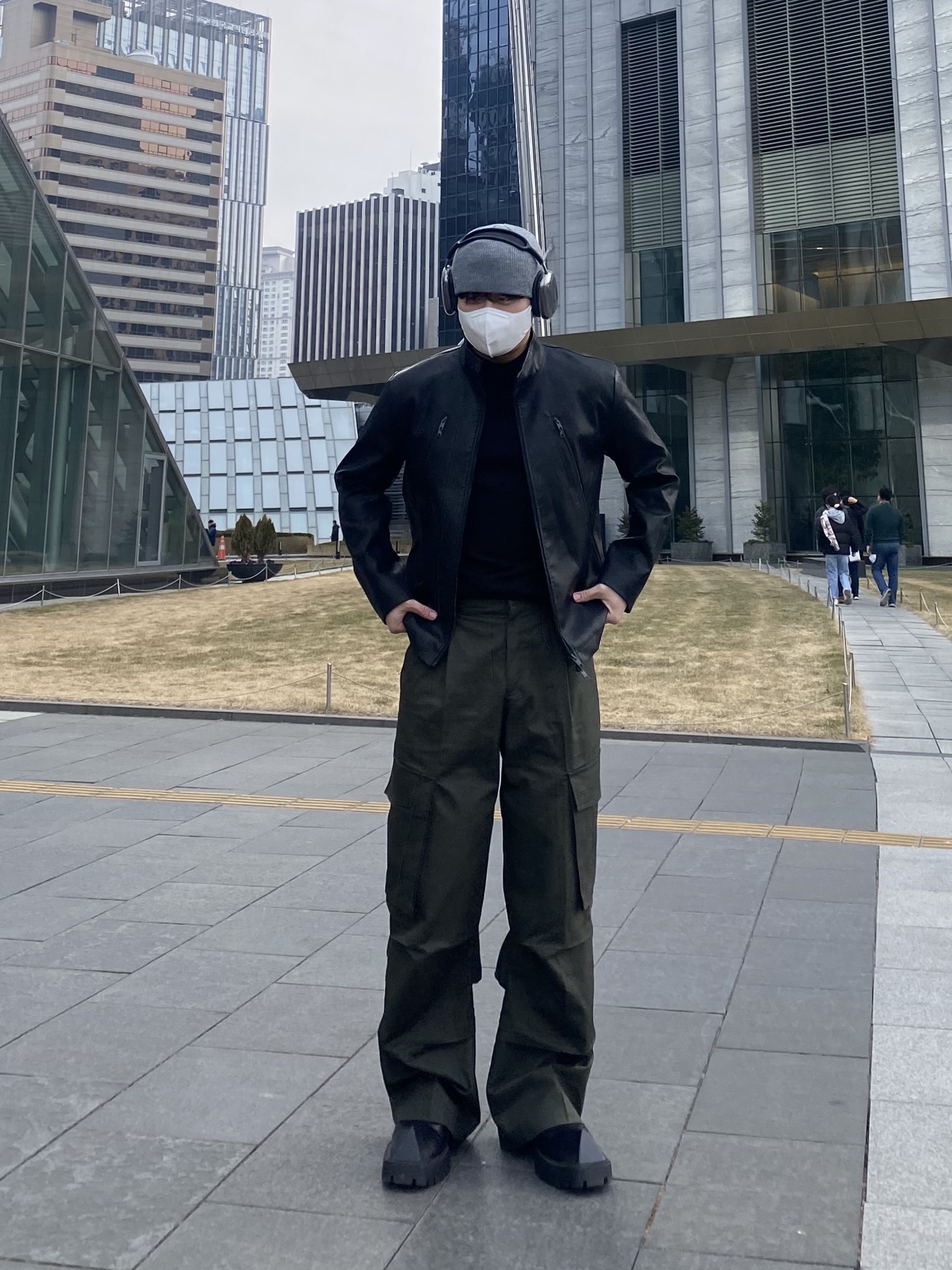 Apple AirPods Max Lightning Space Gray (Korean Ver.), Balenciaga Rhino Derby Shoes Black 착용 스타일 - 3