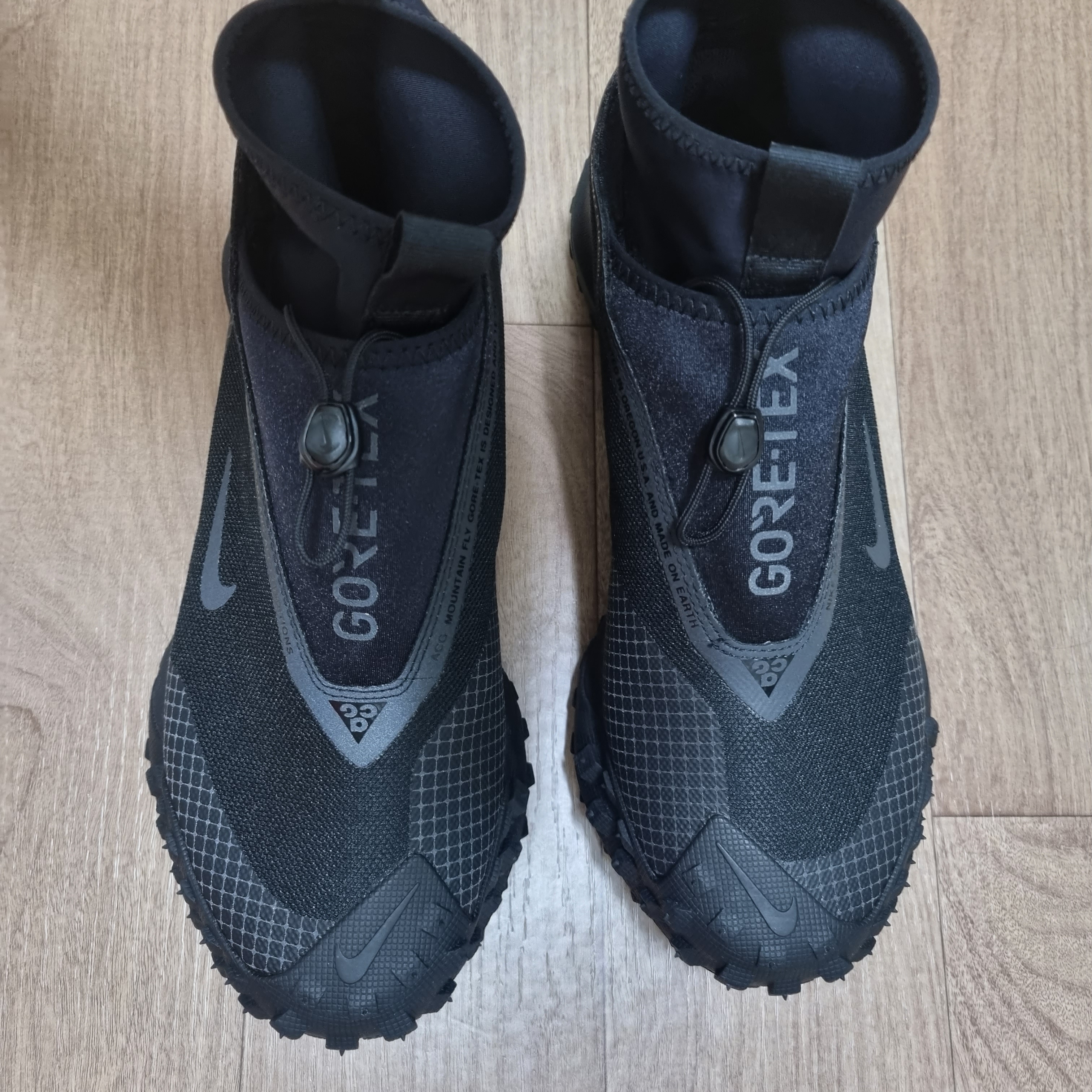 Nike ACG Mountain Fly Gore-Tex Black and Dark Grey 착용 스타일