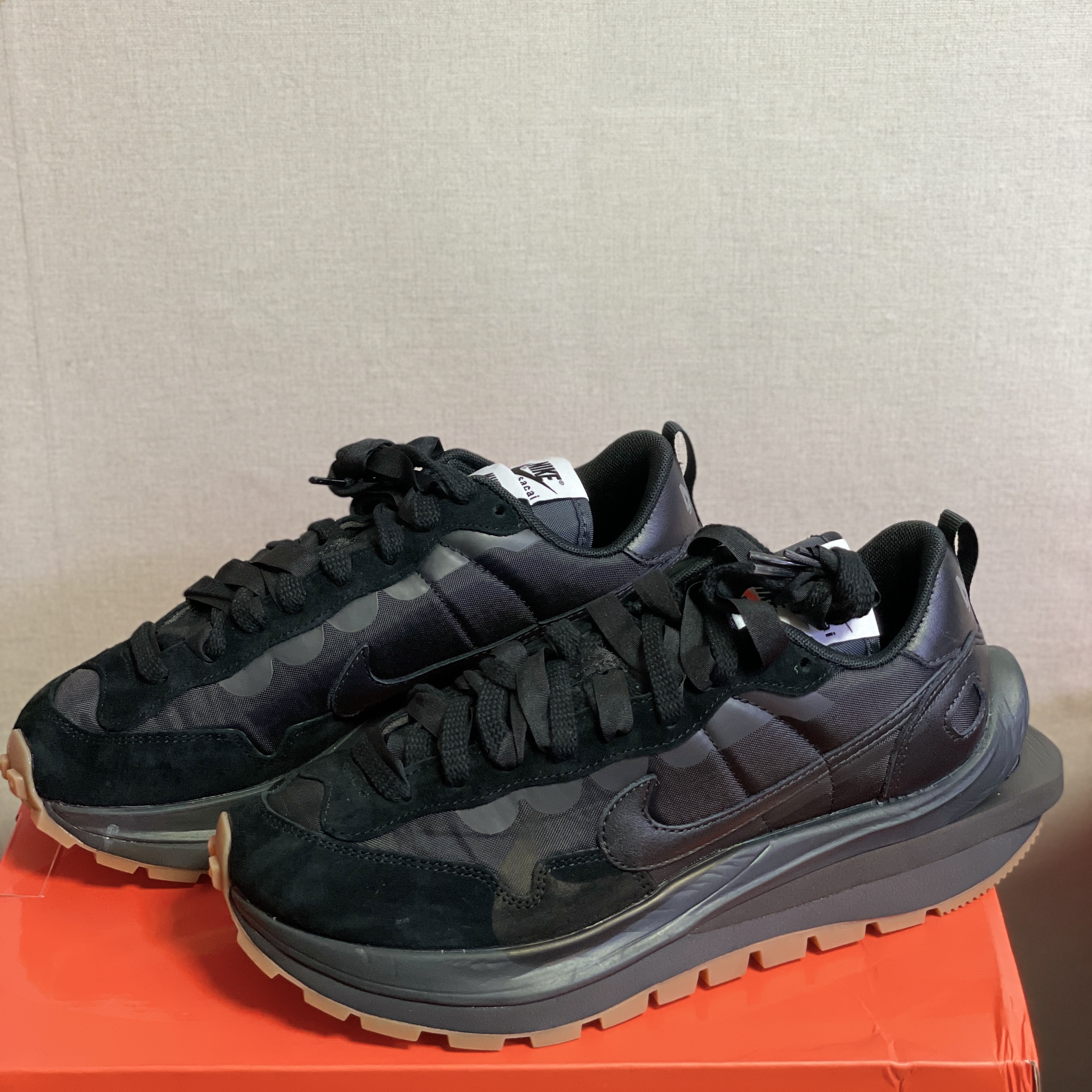 Nike x Sacai VaporWaffle Black and Gum 착용 스타일 - 1