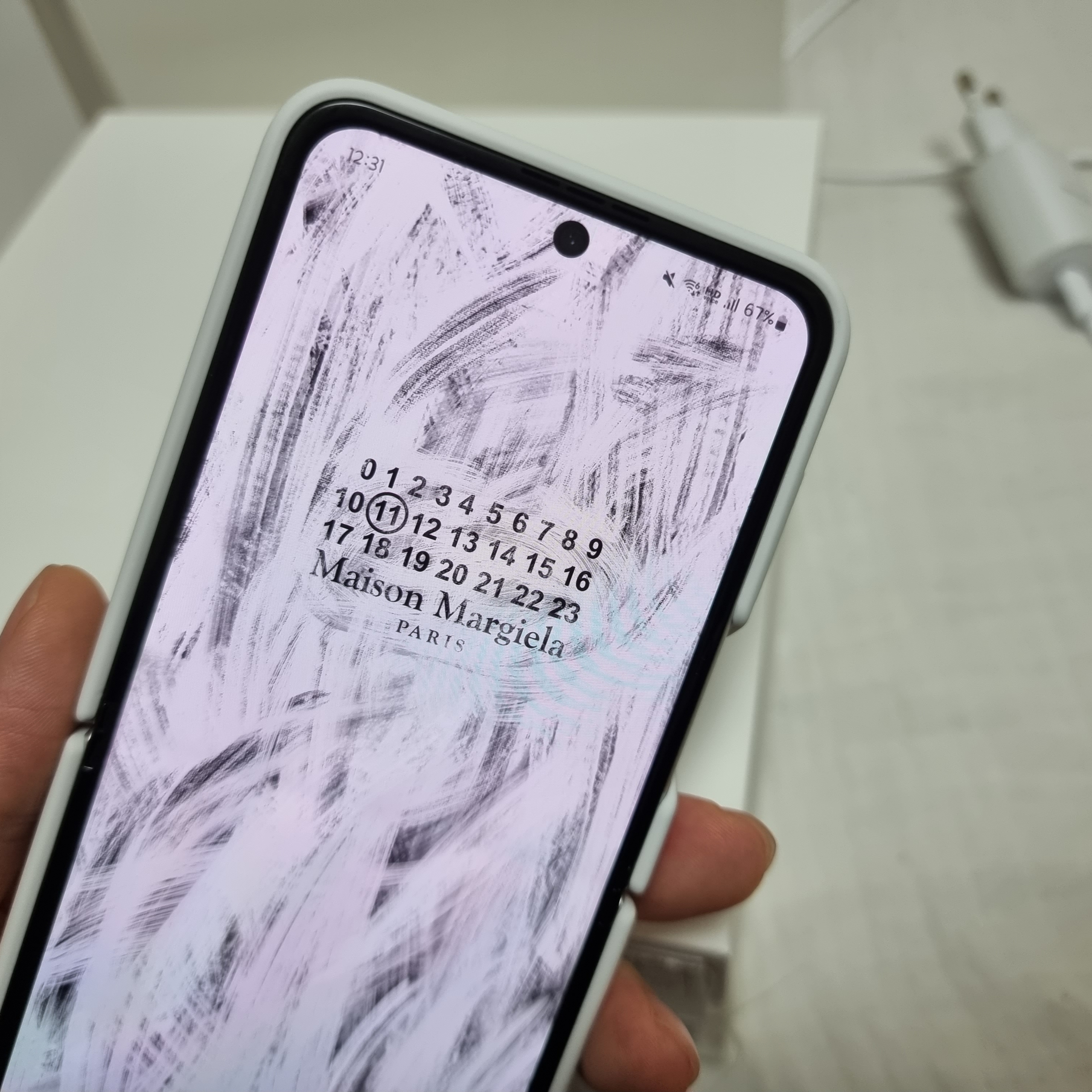 Samsung Galaxy Z Flip4 Maison Margiela Edition (Korean Ver.) 착용 스타일 - 2