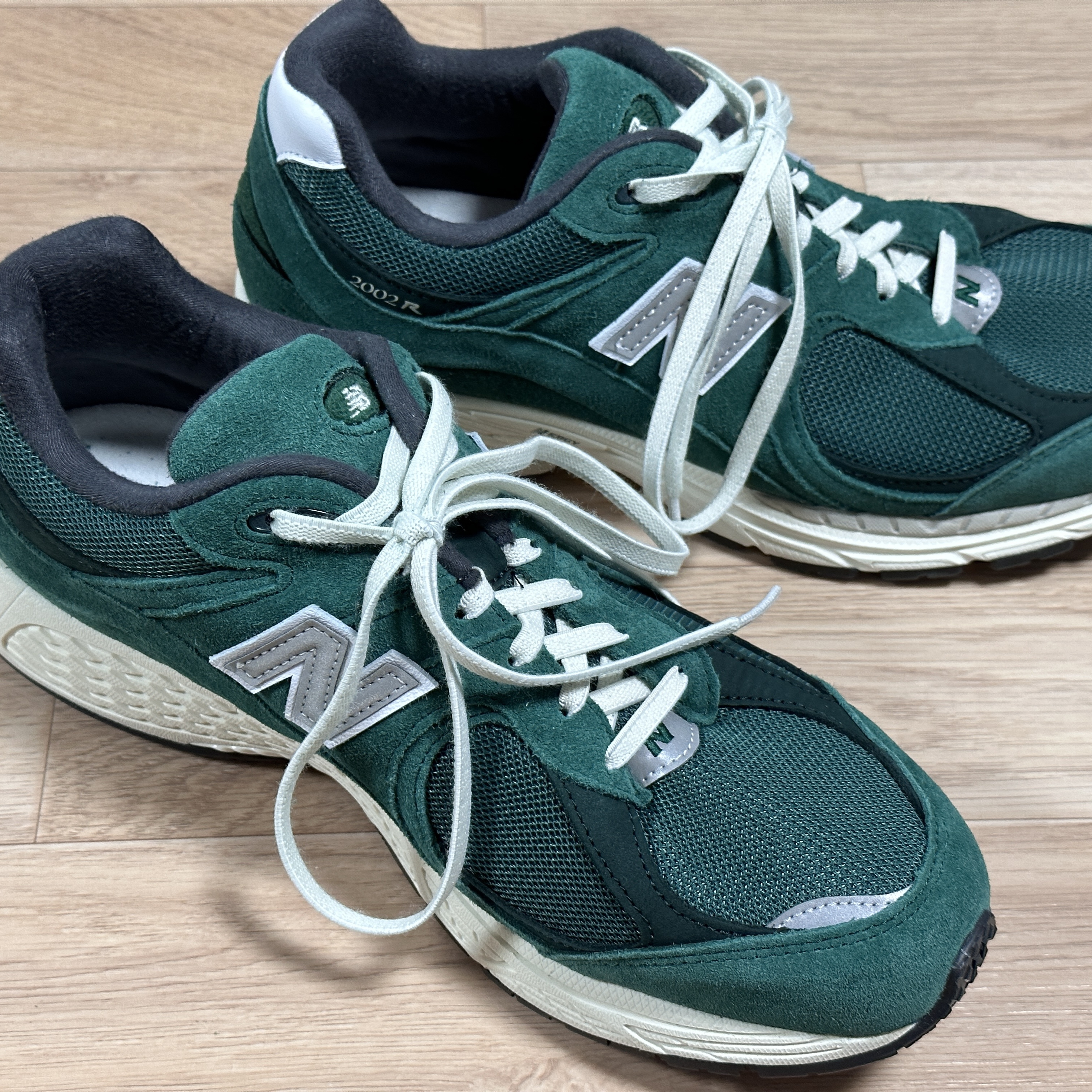 New Balance 2002R Nightwatch Green, New Balance 2002R Marblehead White 착용 스타일 - 4