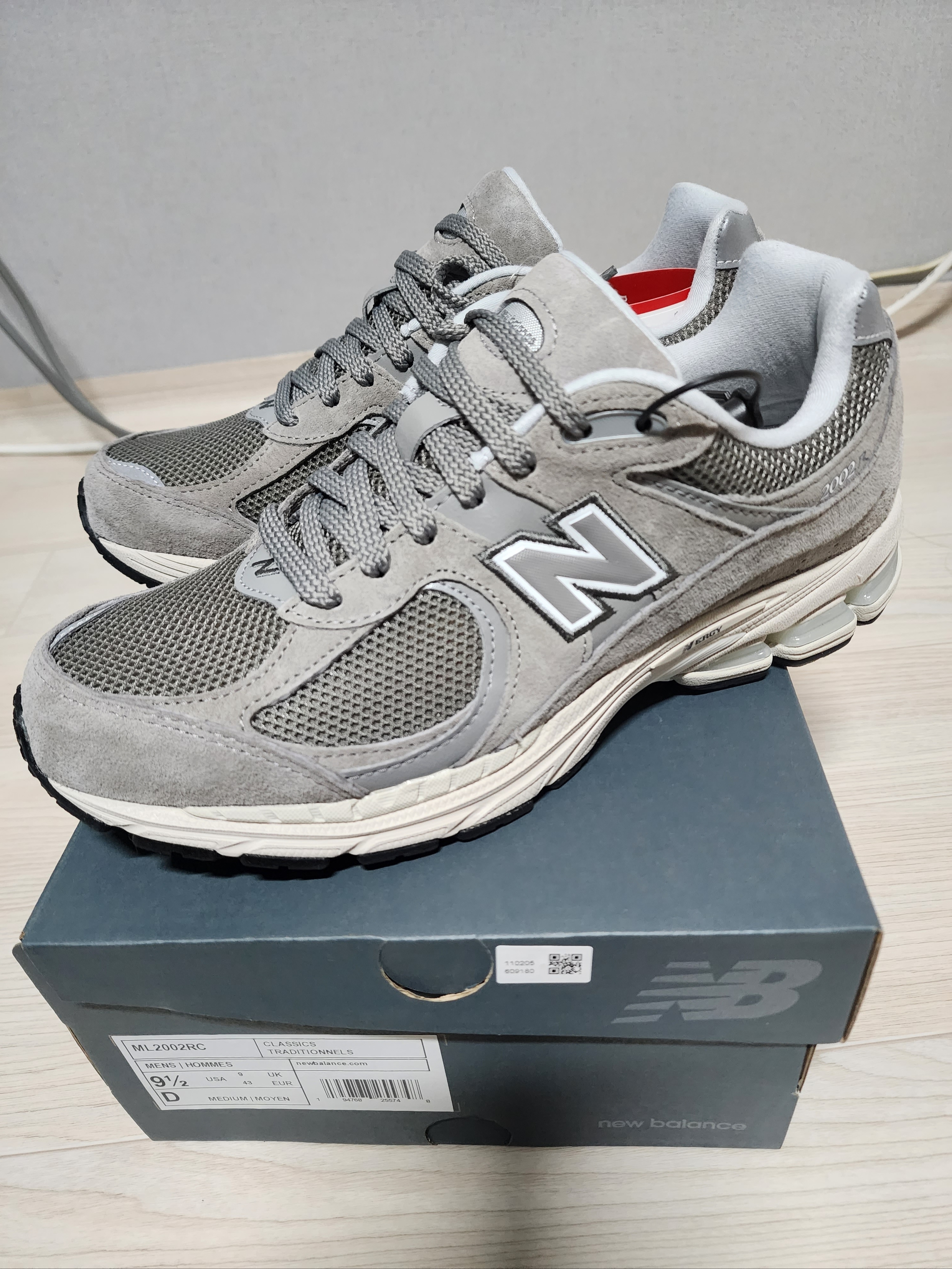New Balance 2002R Grey 착용 스타일