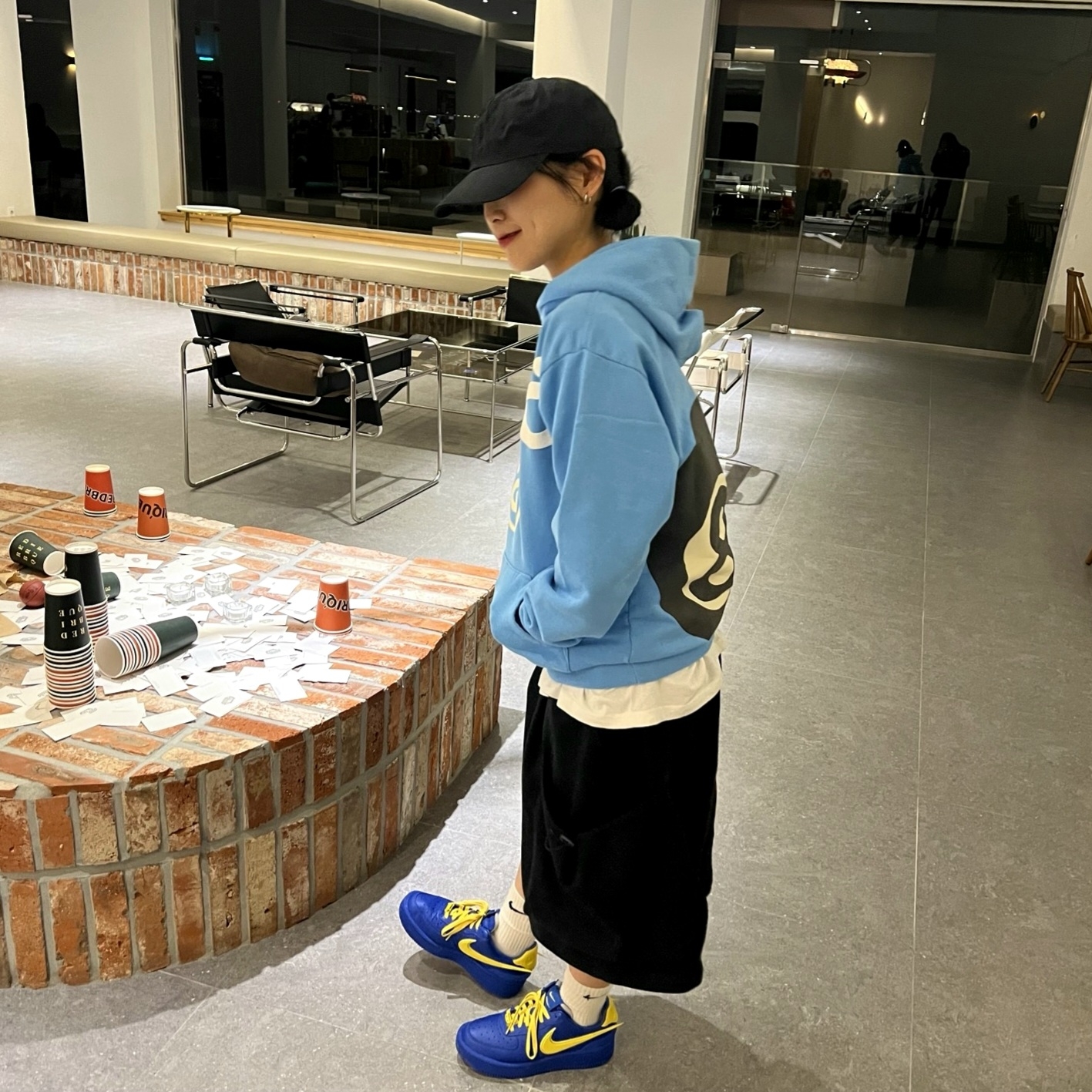 Nike x Ambush Air Force 1 Low SP Game Royal and Vivid Sulfur, Stussy x Cactus Plant Flea Market 8 Ball Pigment Dyed Hoodie Blue 착용 스타일 - 2