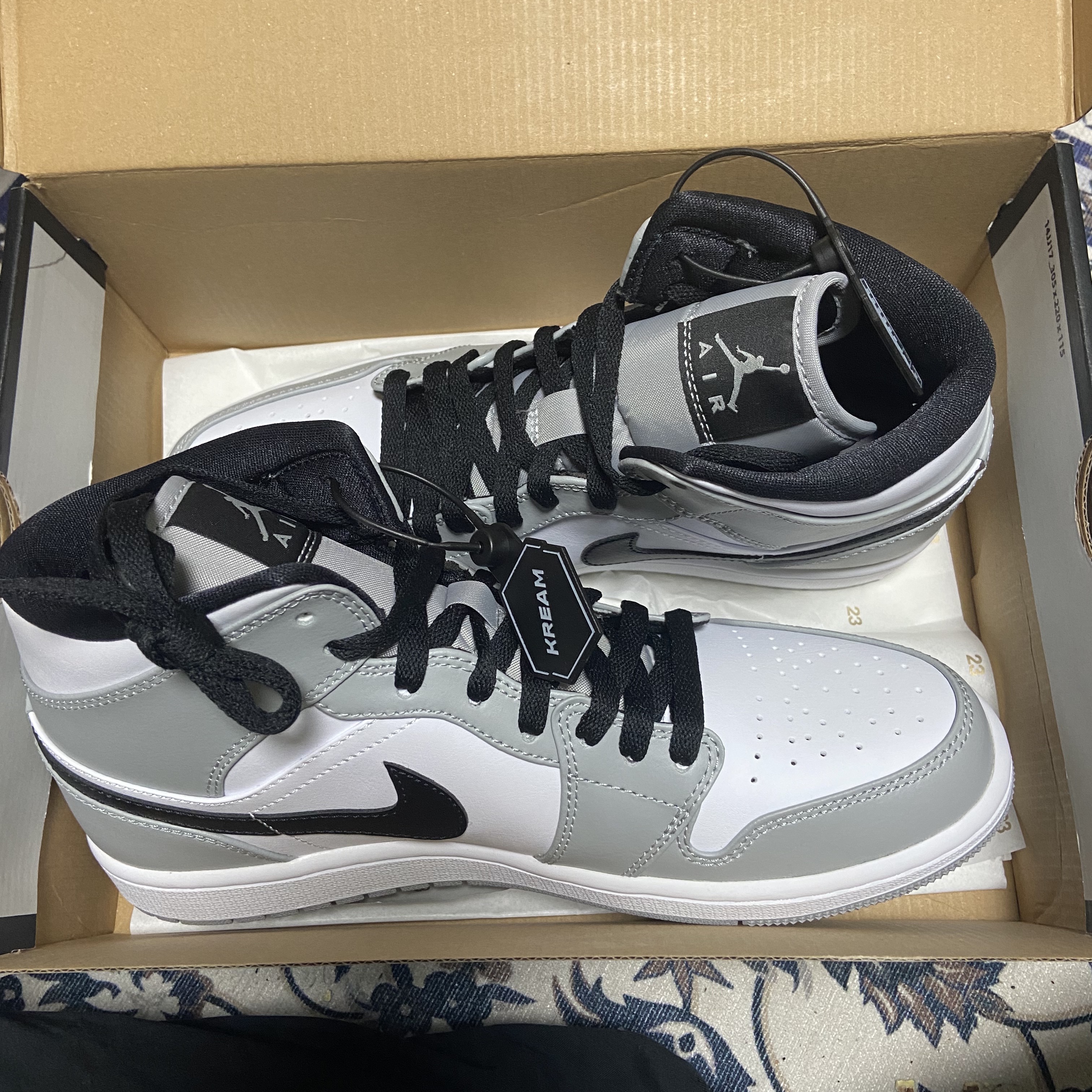 Jordan 1 Mid Light Smoke Grey 착용 스타일