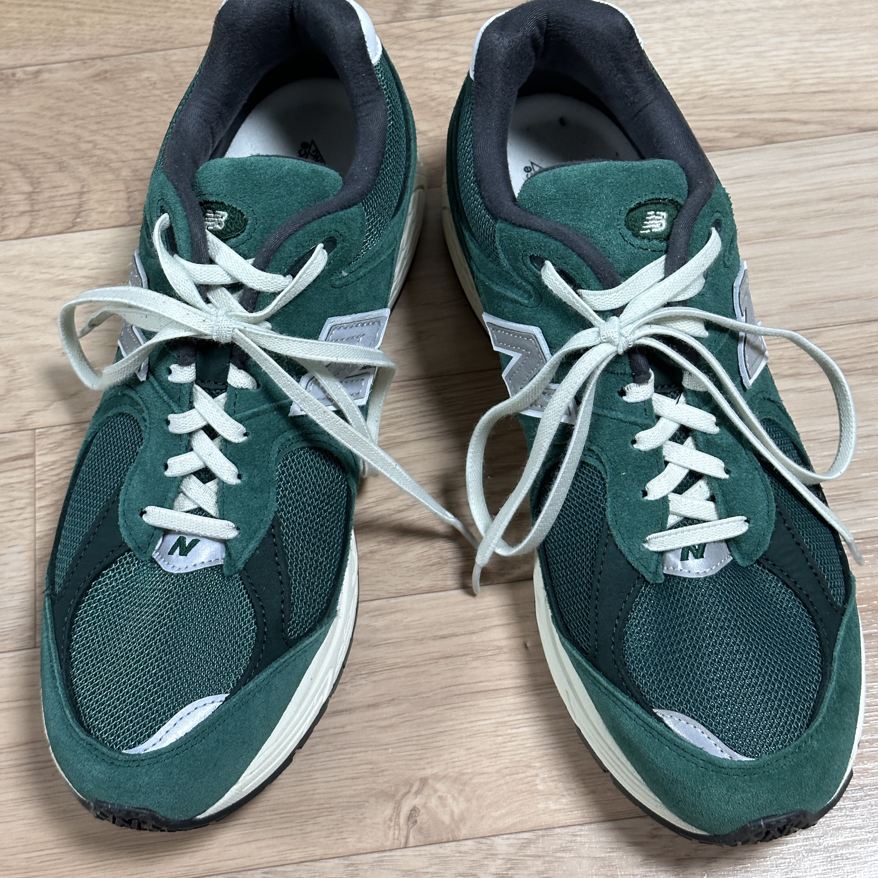 New Balance 2002R Nightwatch Green, New Balance 2002R Marblehead White 착용 스타일 - 5