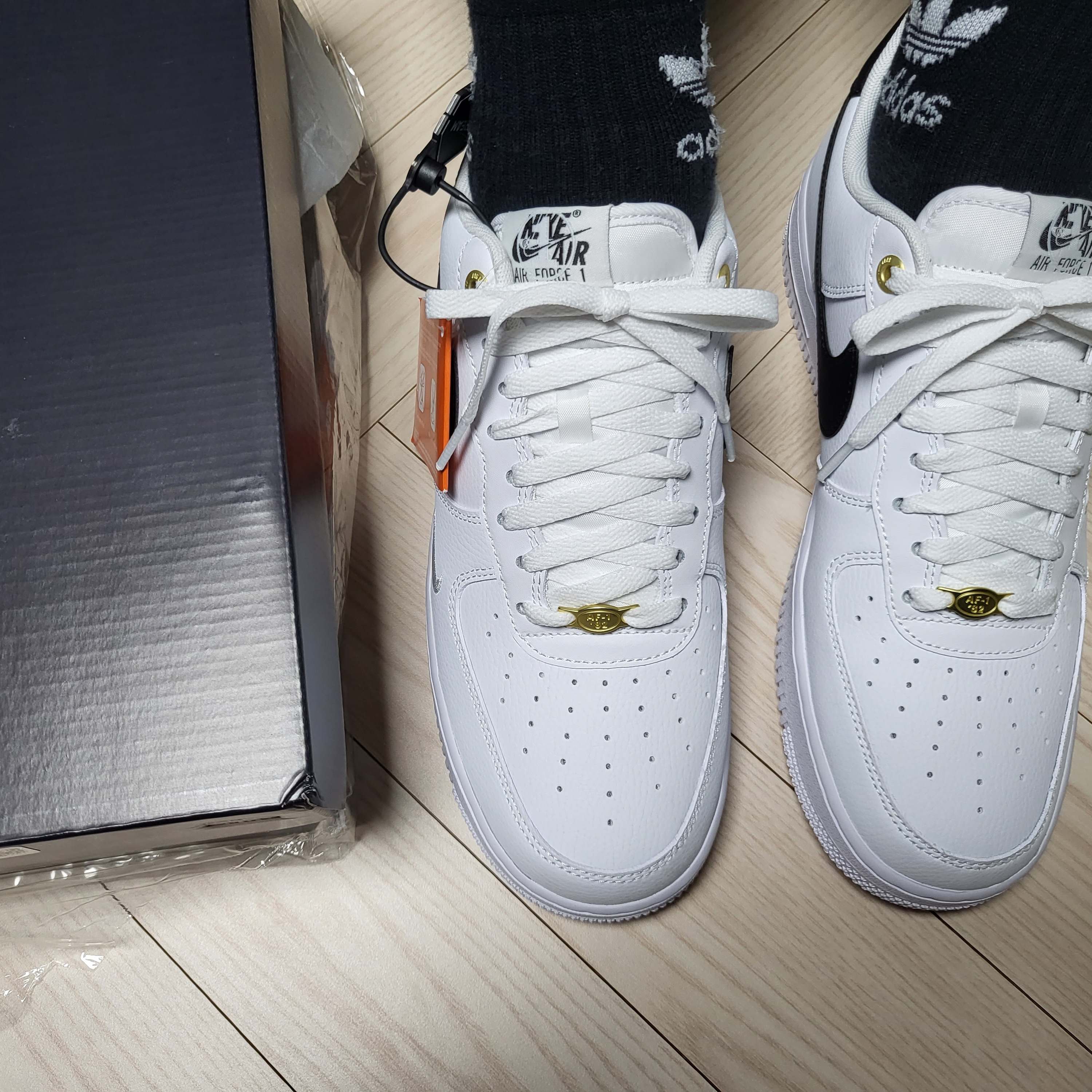 Nike Air Force 1 '07 LV8 40th Anniversary Join Forces White Black 착용 스타일