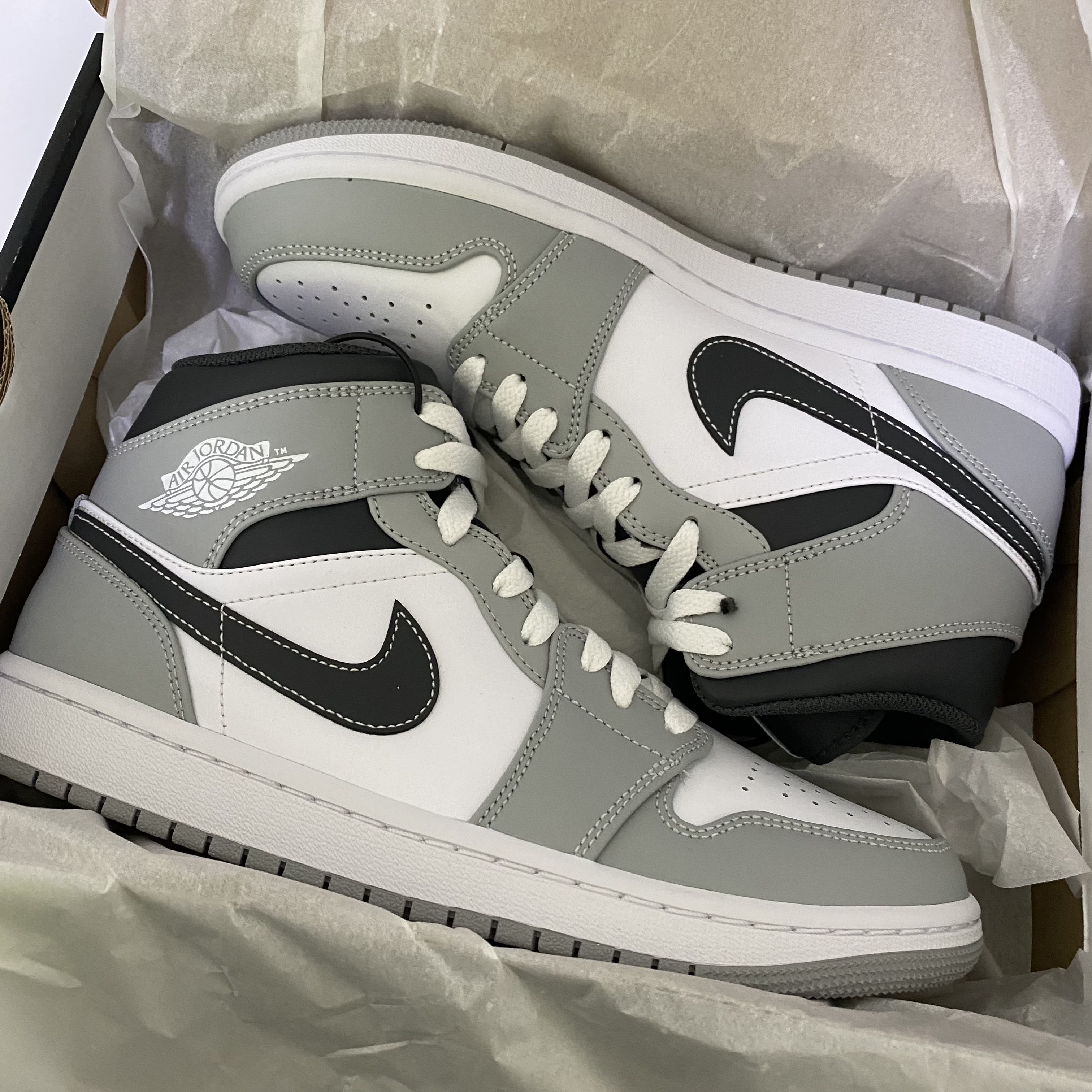 Jordan 1 Mid Light Smoke Grey Anthracite 착용 스타일