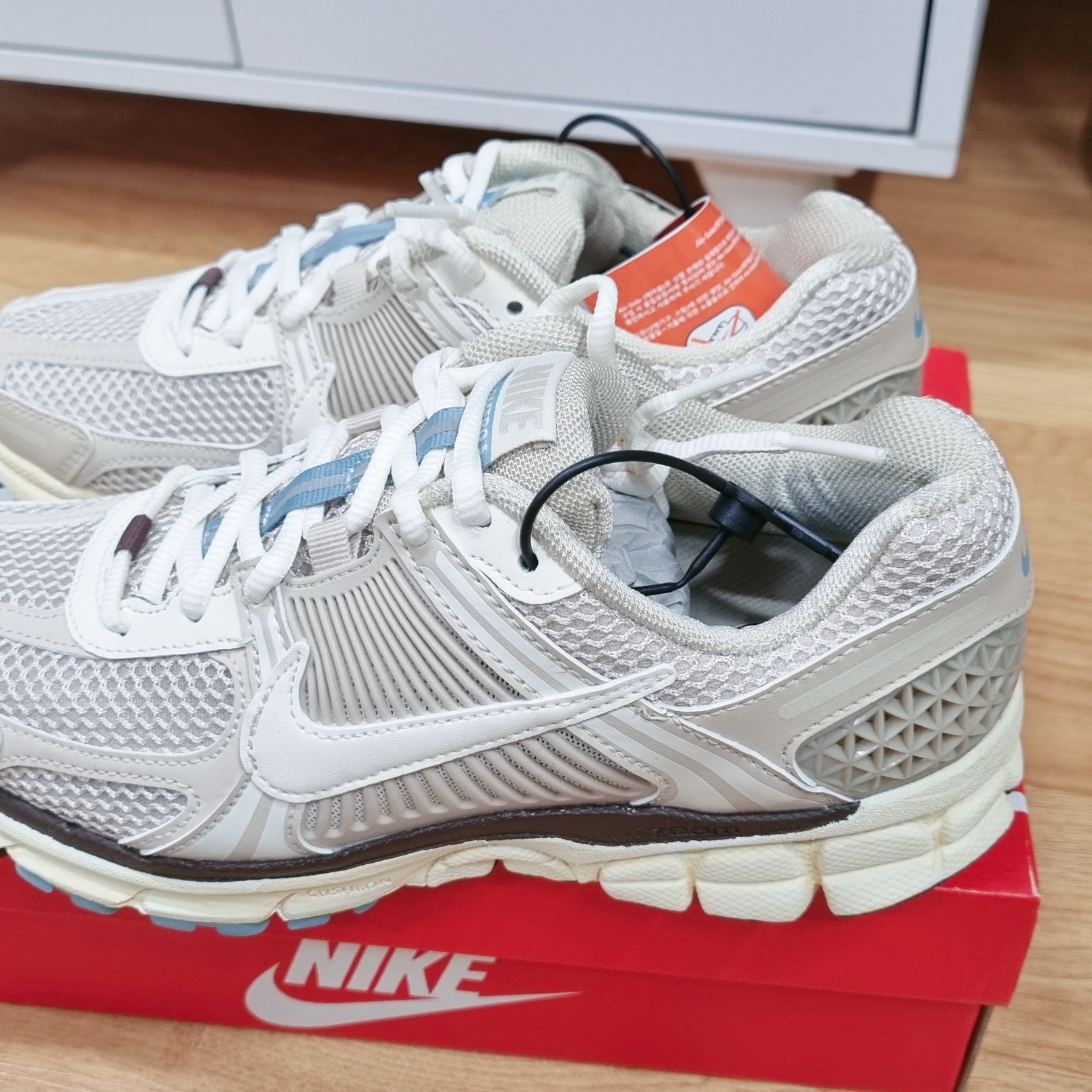 (W) Nike Zoom Vomero 5 Oatmeal 착용 스타일