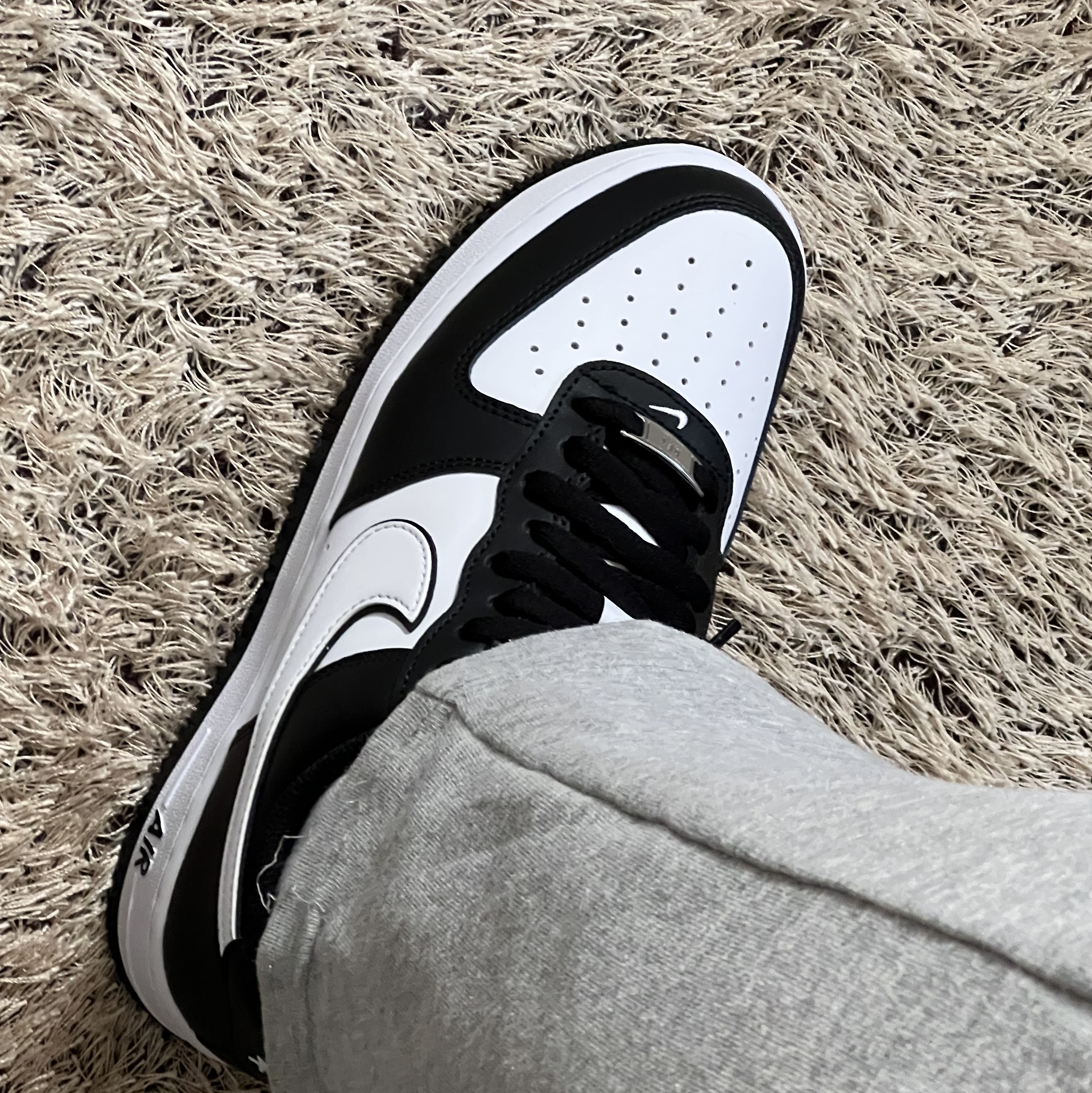 Nike Air Force 1 '07 Black White 착용 스타일 - 3