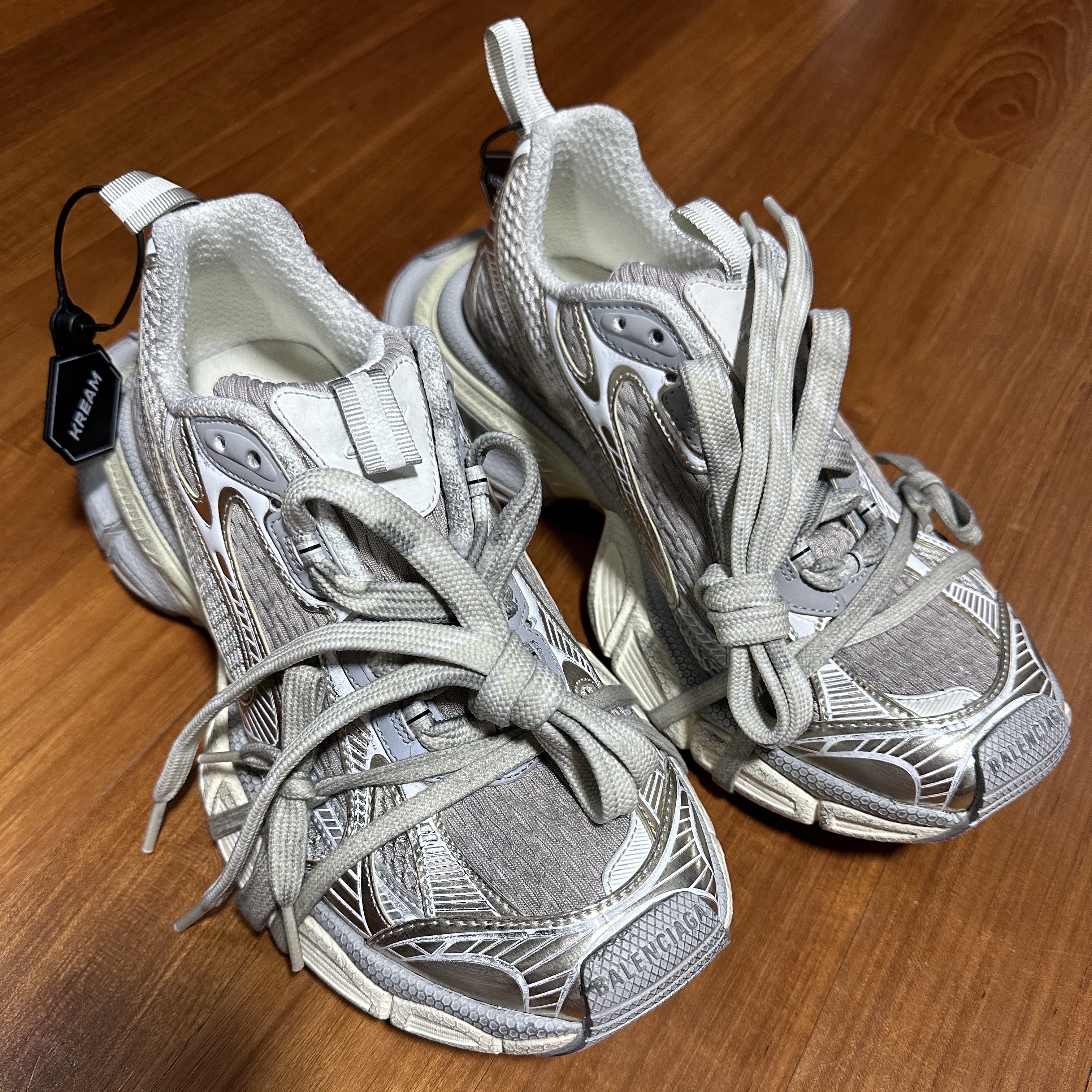Balenciaga 3XL Sneakers Light Beige 착용 스타일 - 1