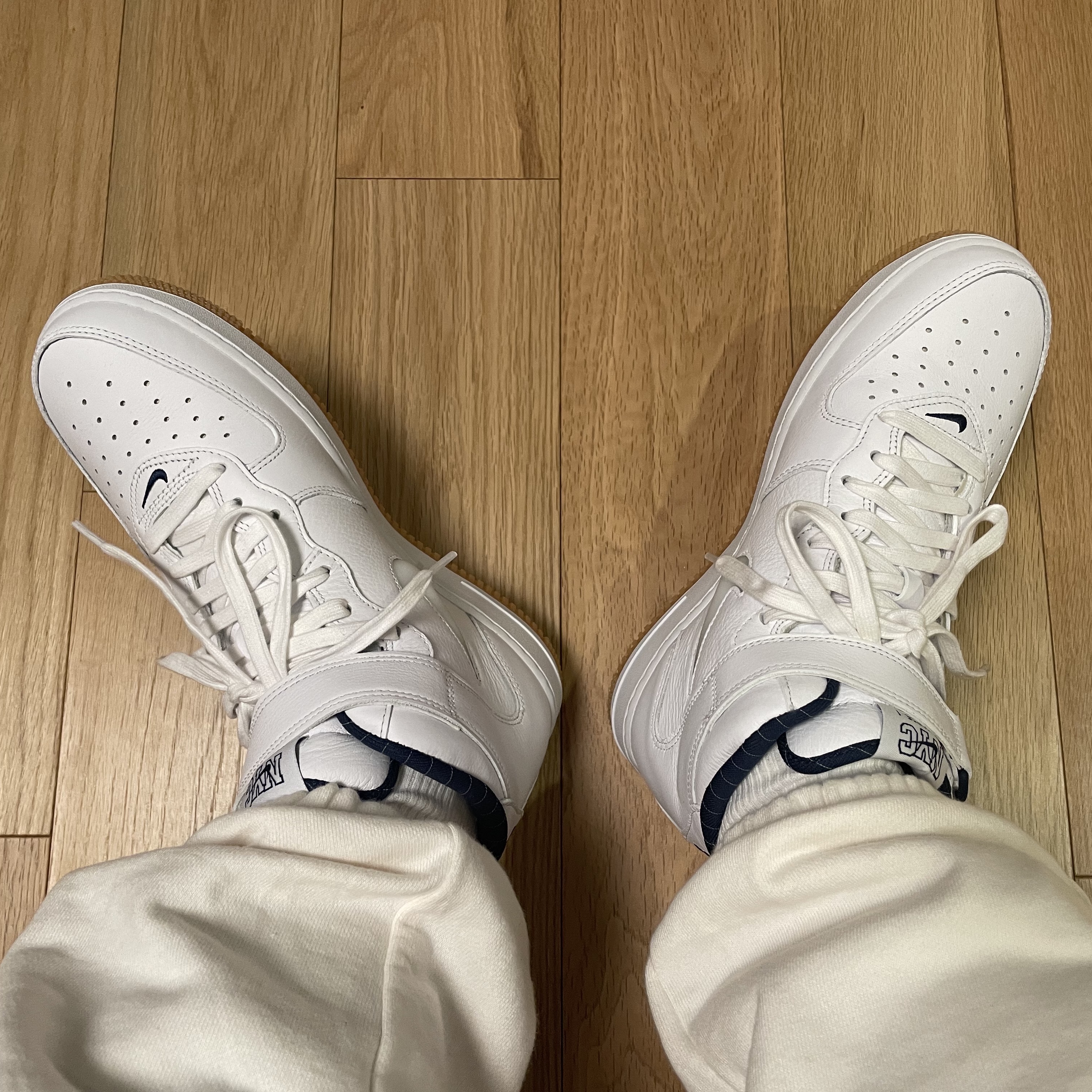 Nike Air Force 1 Mid QS NYC White Midnight Navy 착용 스타일