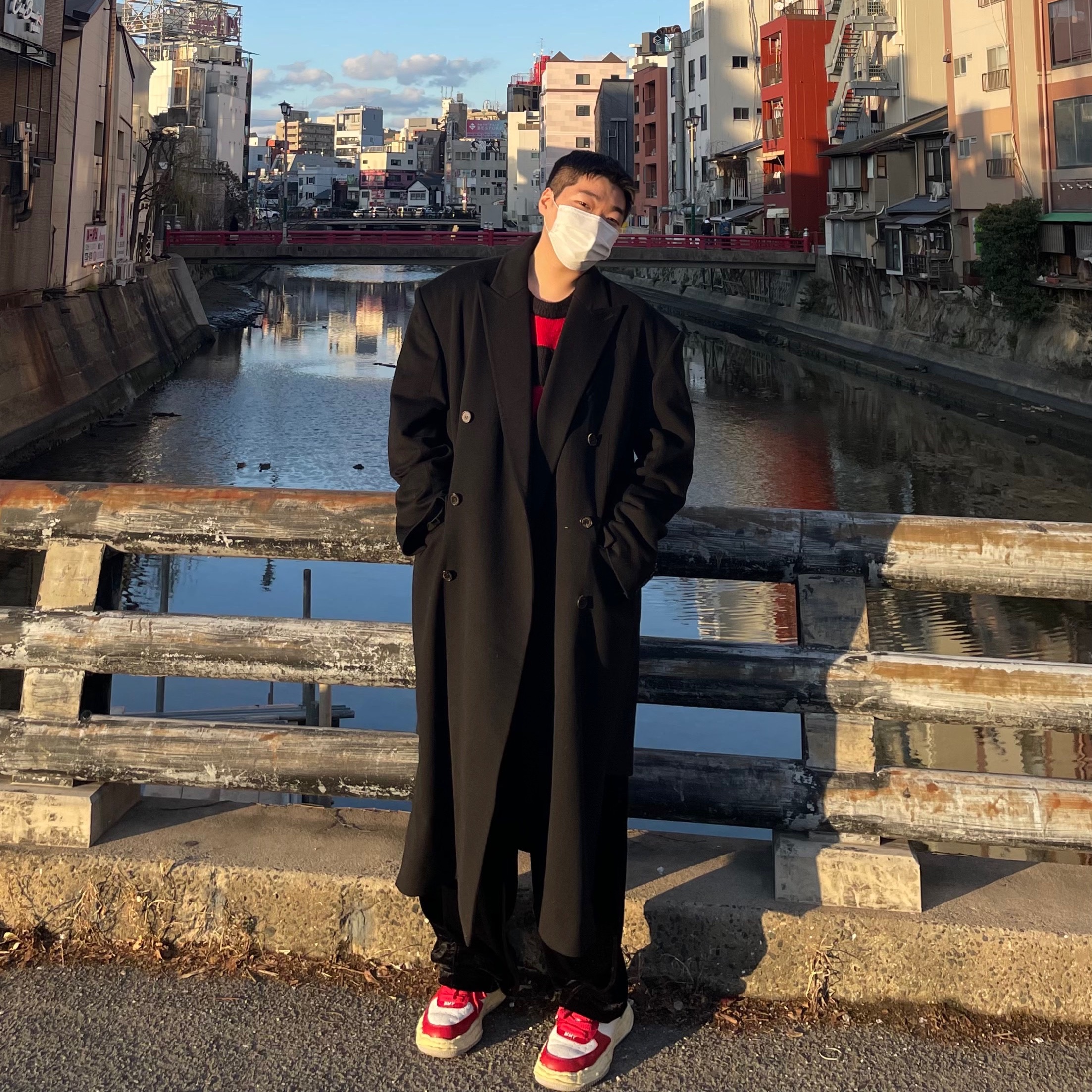 Maison Mihara Yasuhiro Wayne VL OG Sole Leather Low-top Sneakers White Red 착용 스타일 - 1