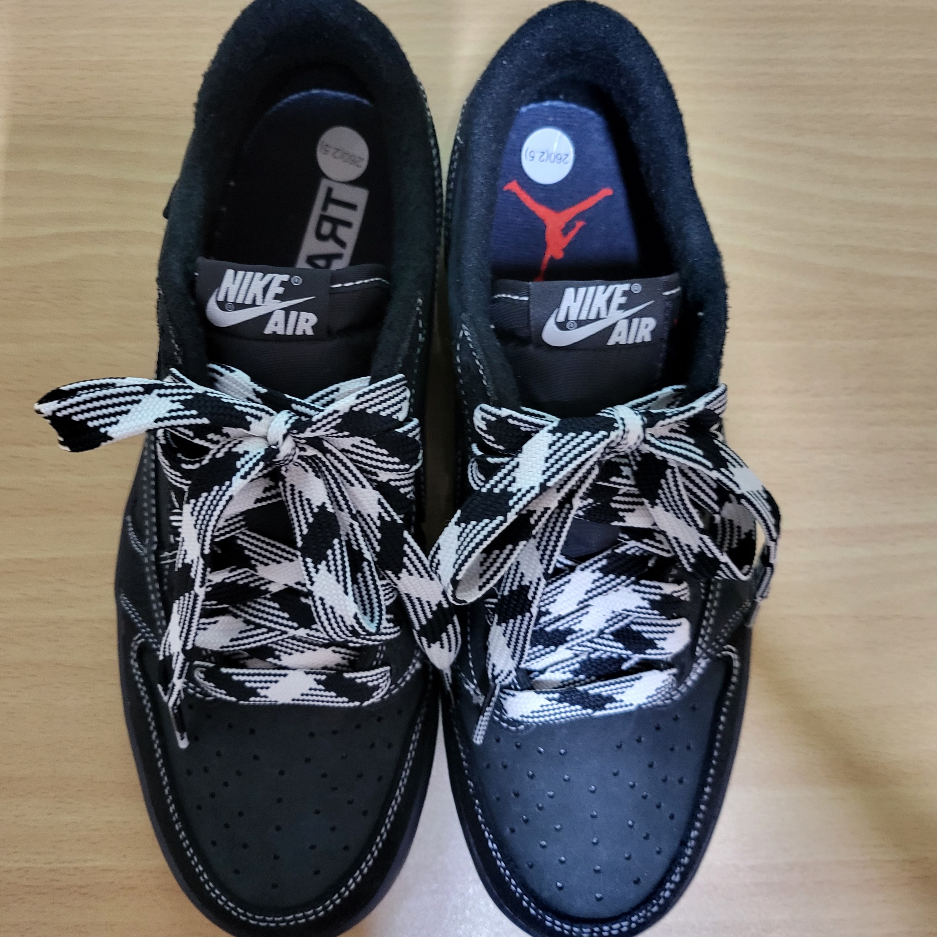 Jordan 1 x Travis Scott Retro Low OG SP Black Phantom 착용 스타일 - 2