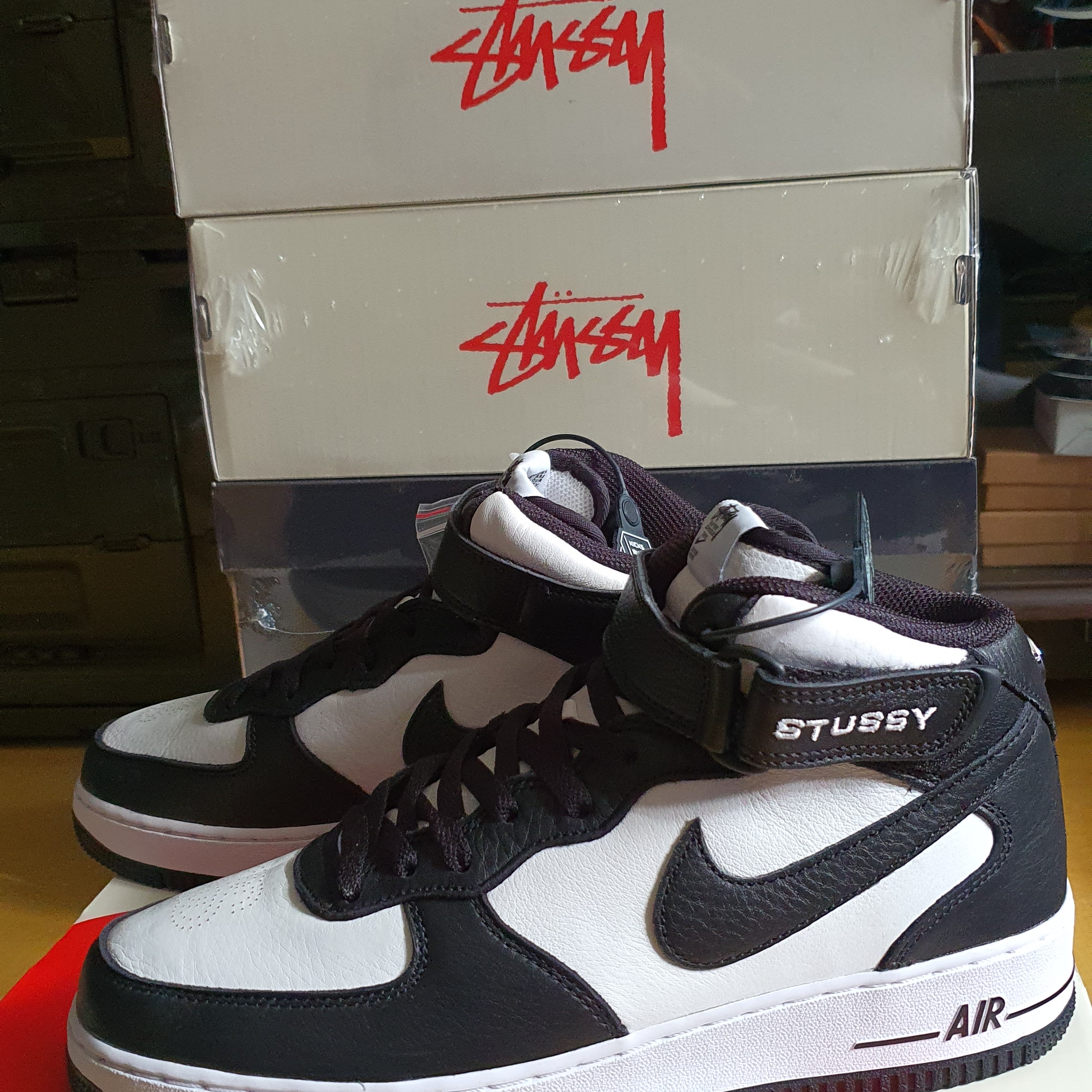 Nike x Stussy Air Force 1 '07 Mid SP Black and Light Bone 착용 스타일