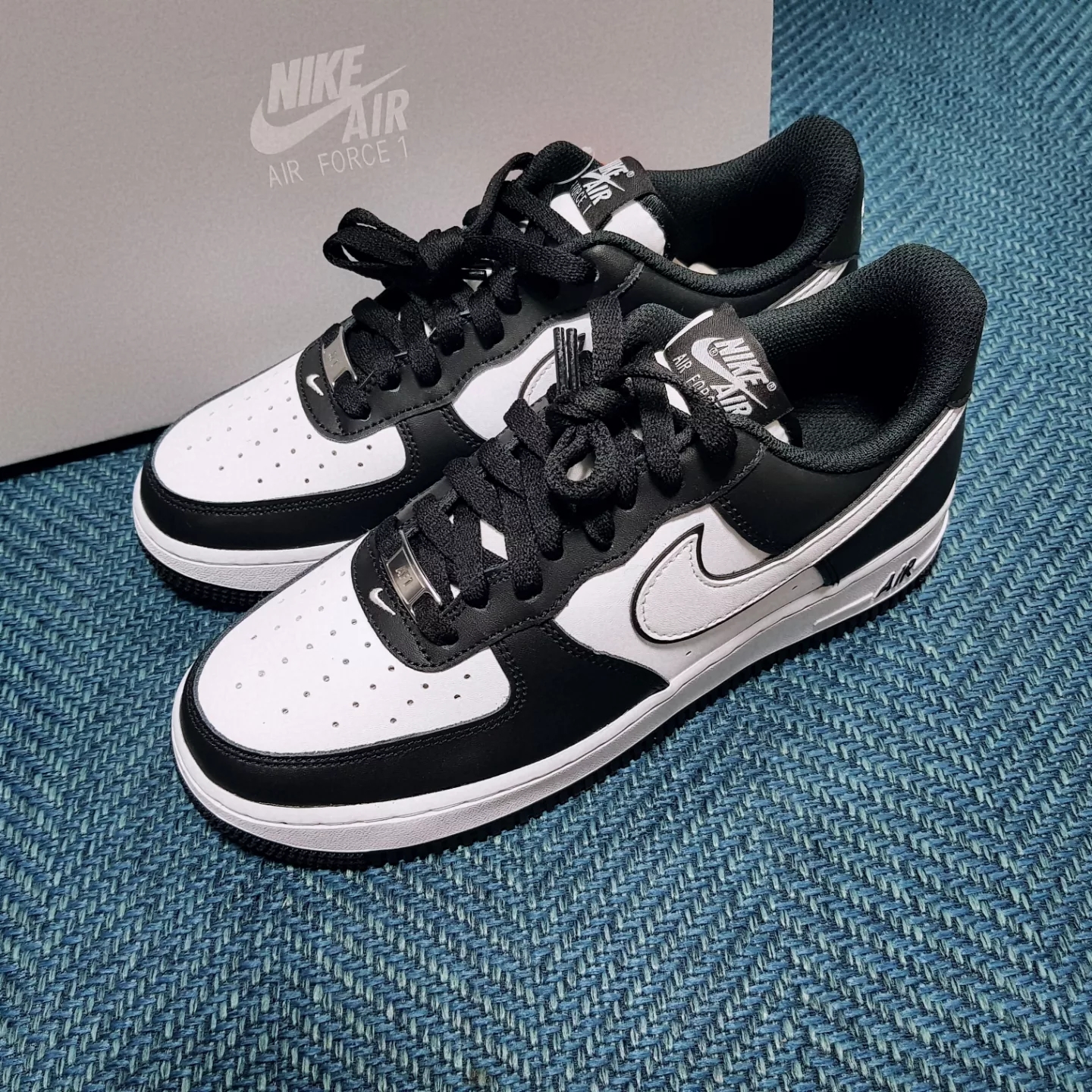 Nike Air Force 1 '07 LV8 White Black 착용 스타일