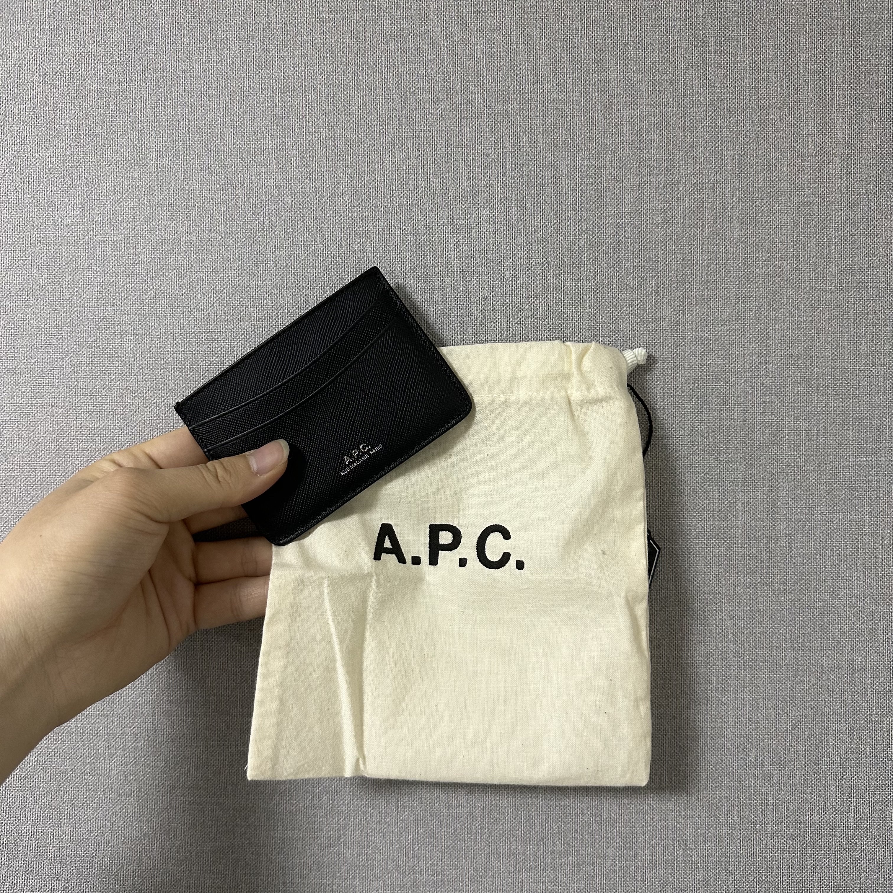 A.P.C. Andre Card Holder Black 착용 스타일