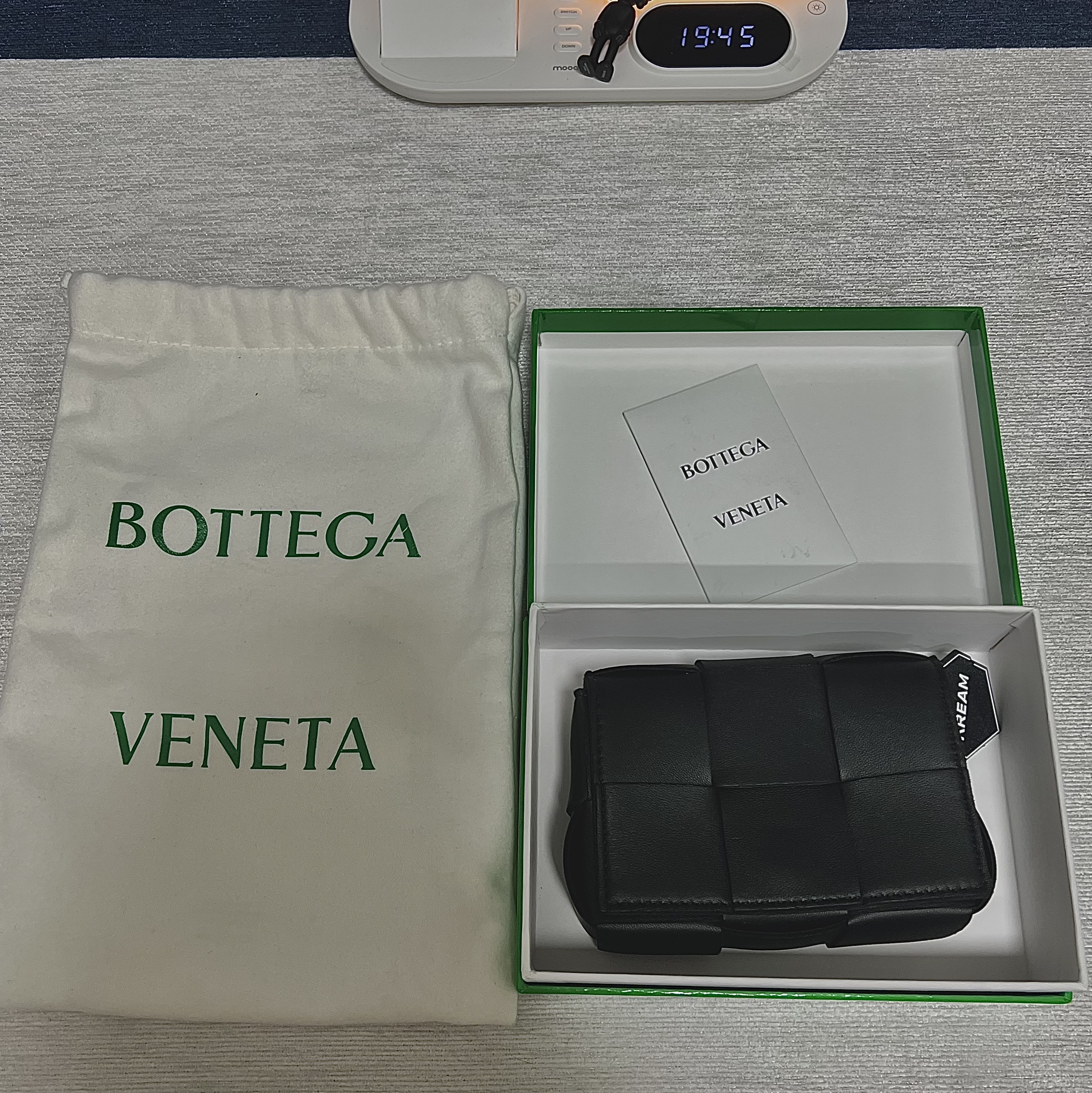 Bottega Veneta Mini Leather Cassette Black 착용 스타일 - 1