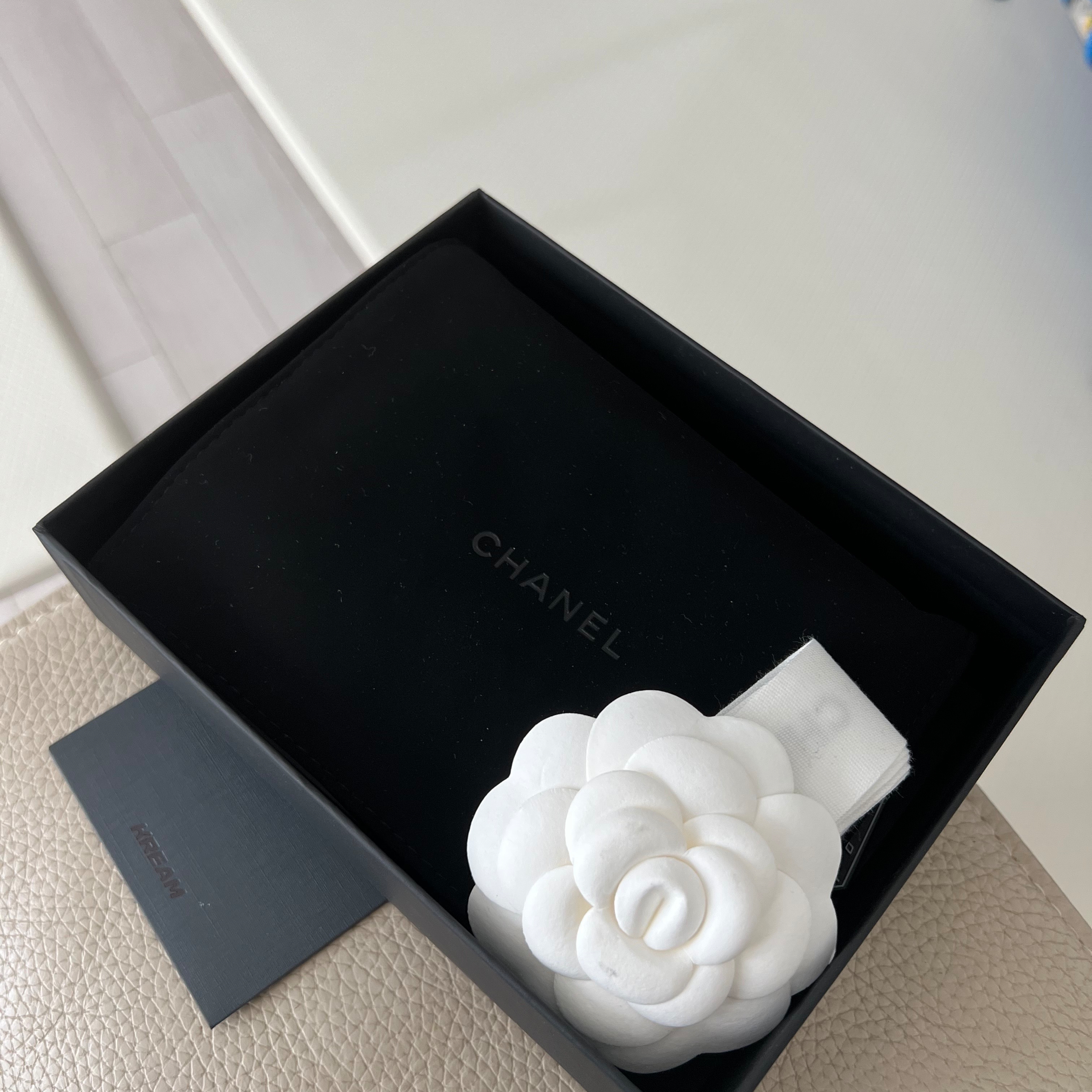 Chanel Small Classic Flap Wallet Grained Calfskin & Silver Black 착용 스타일