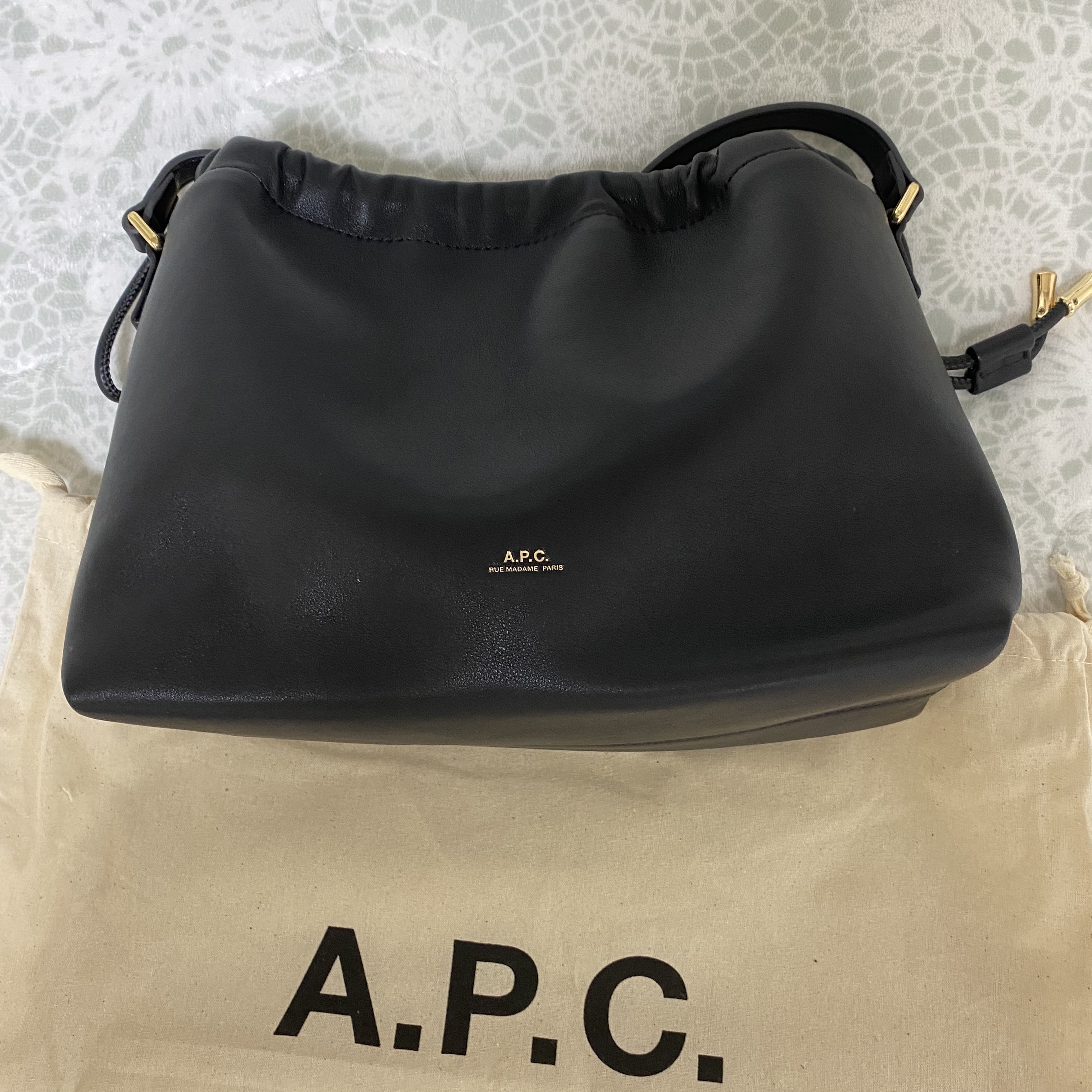 A.P.C. Ninon Bag Black 착용 스타일 - 1