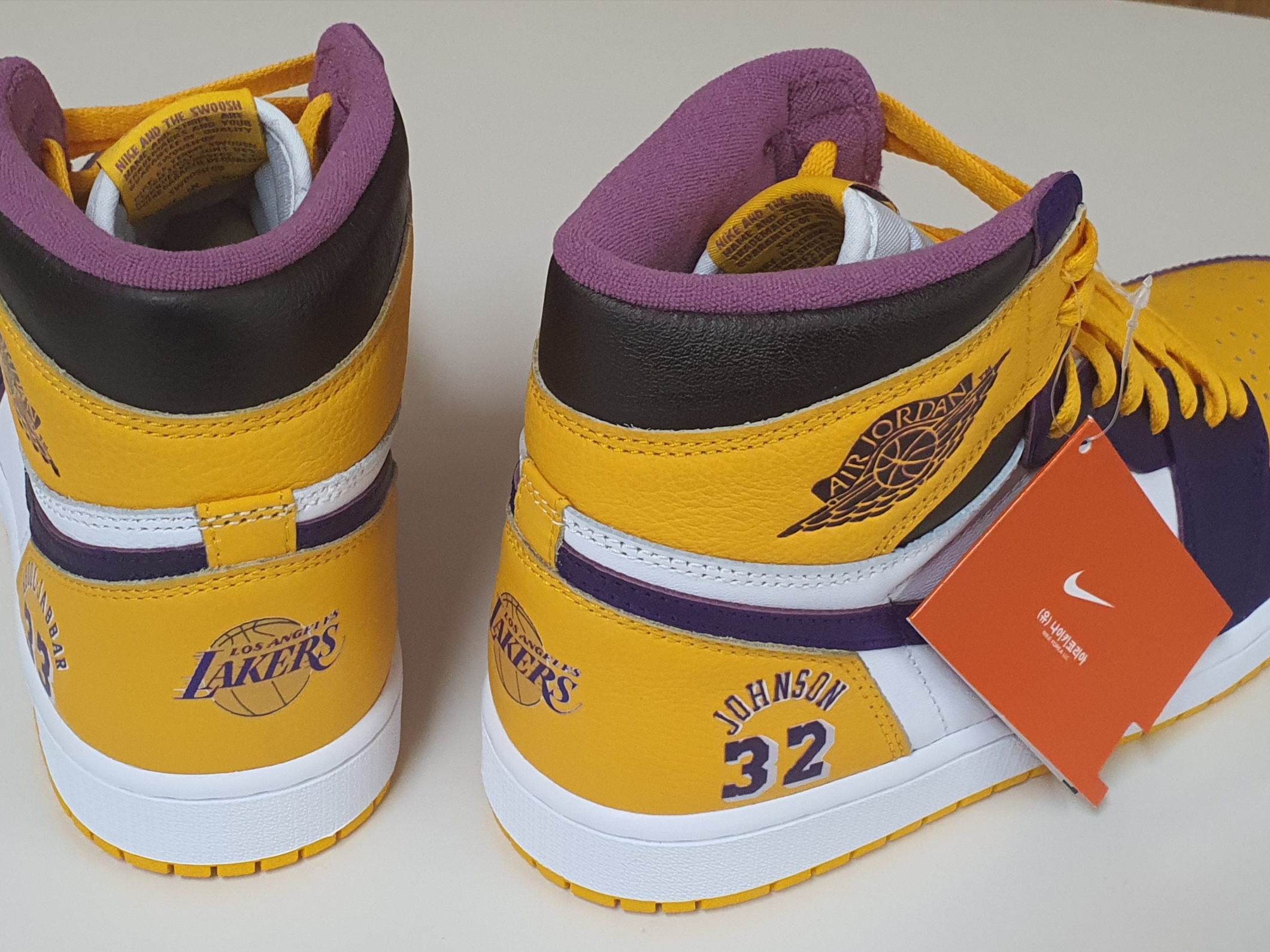 Jordan 1 Retro High OG University Gold Light Bordeaux 착용 스타일 - 1