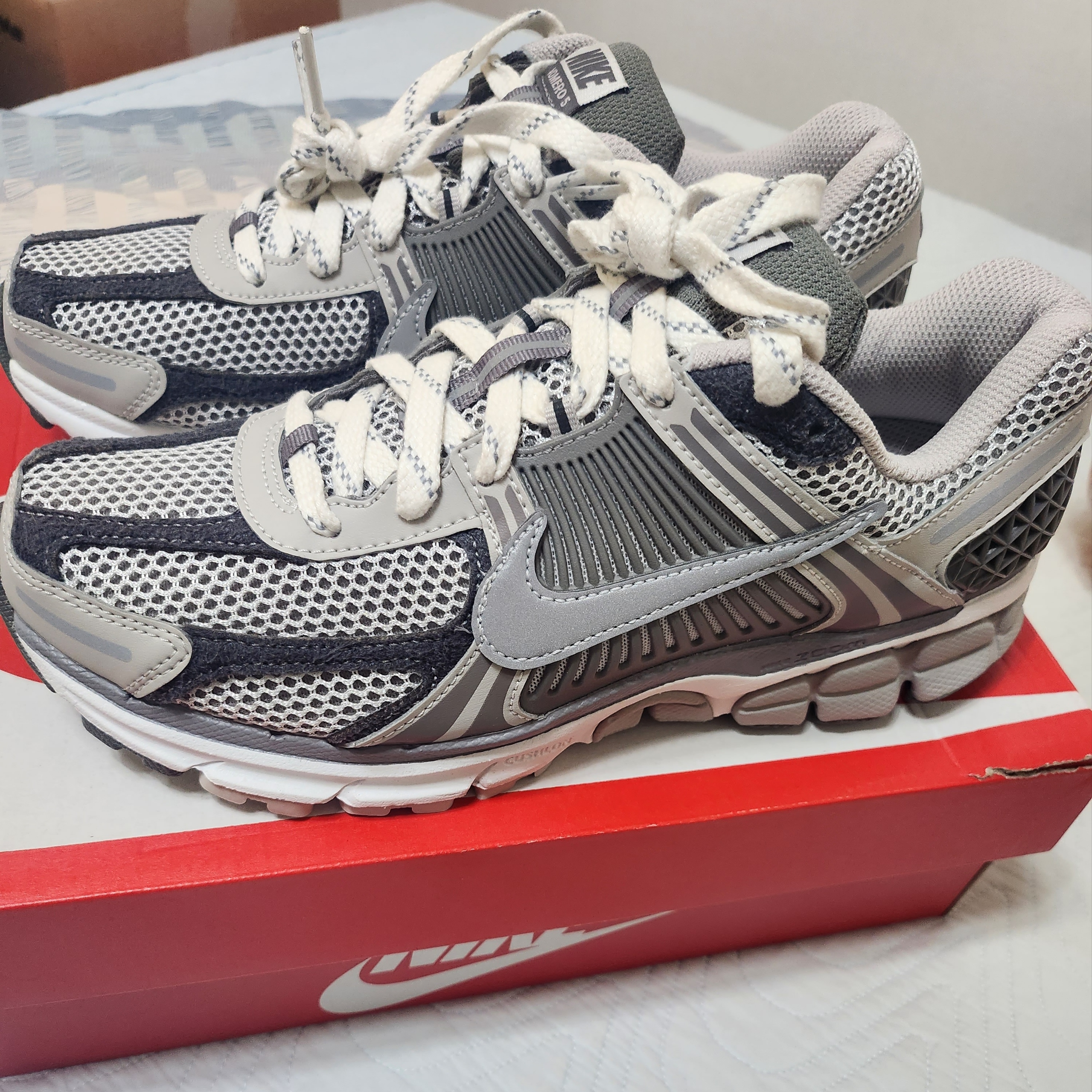 Nike Zoom Vomero 5 PRM Light Iron Ore and Flat Fewter 착용 스타일