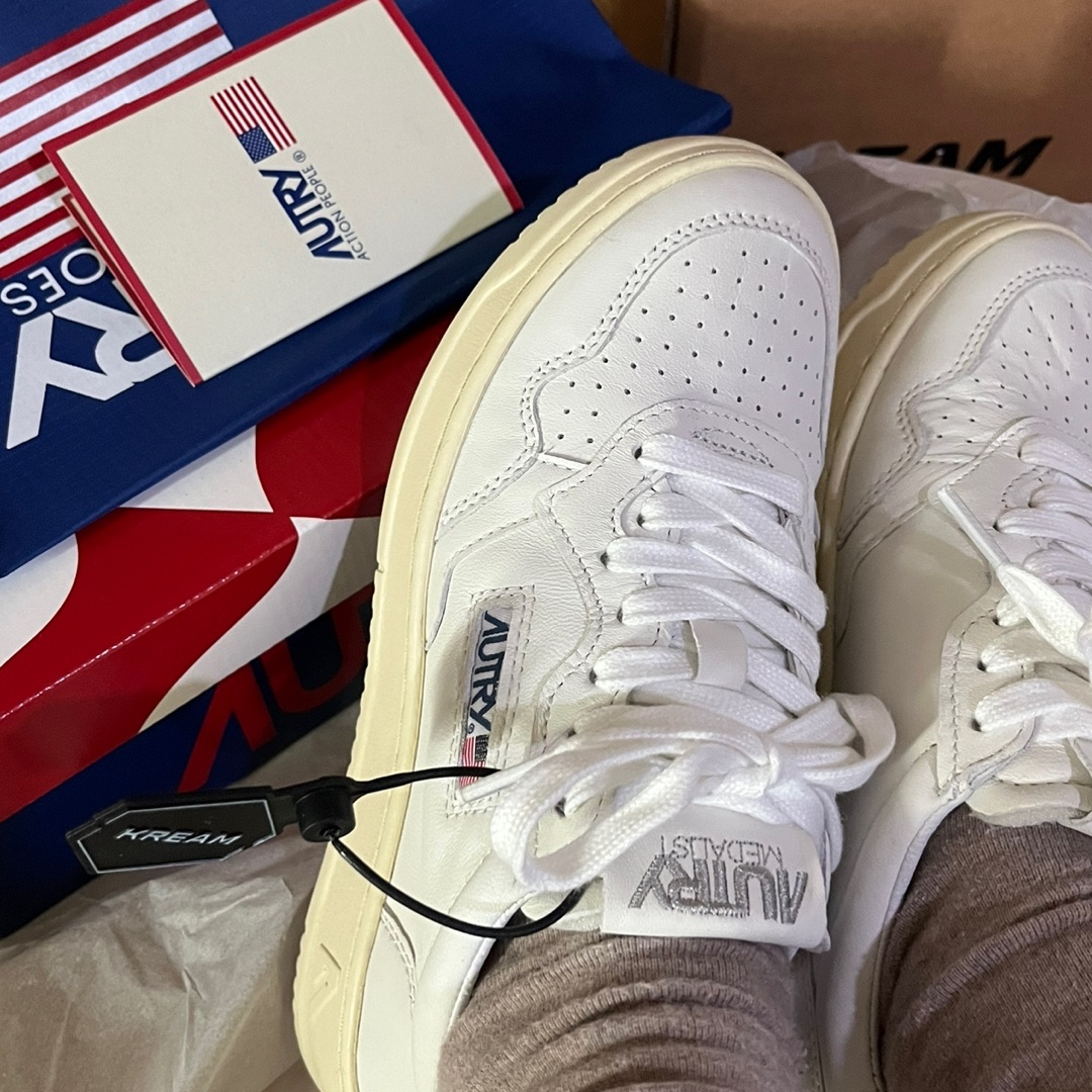 (W) Autry Medalist Low Goatskin Sneakers White 착용 스타일
