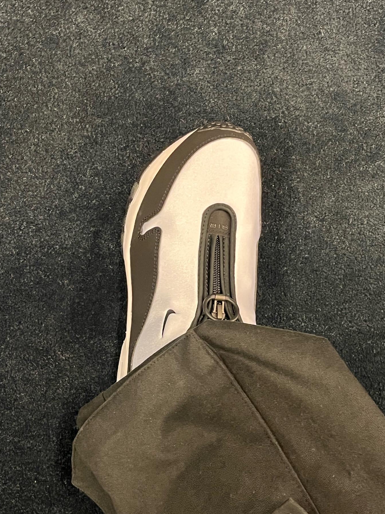 Nike x Comme des Garcons Homme Plus Air Max Sunder SP White Black, Apple AirPods Max Lightning Space Gray (Korean Ver.) 착용 스타일 - 5