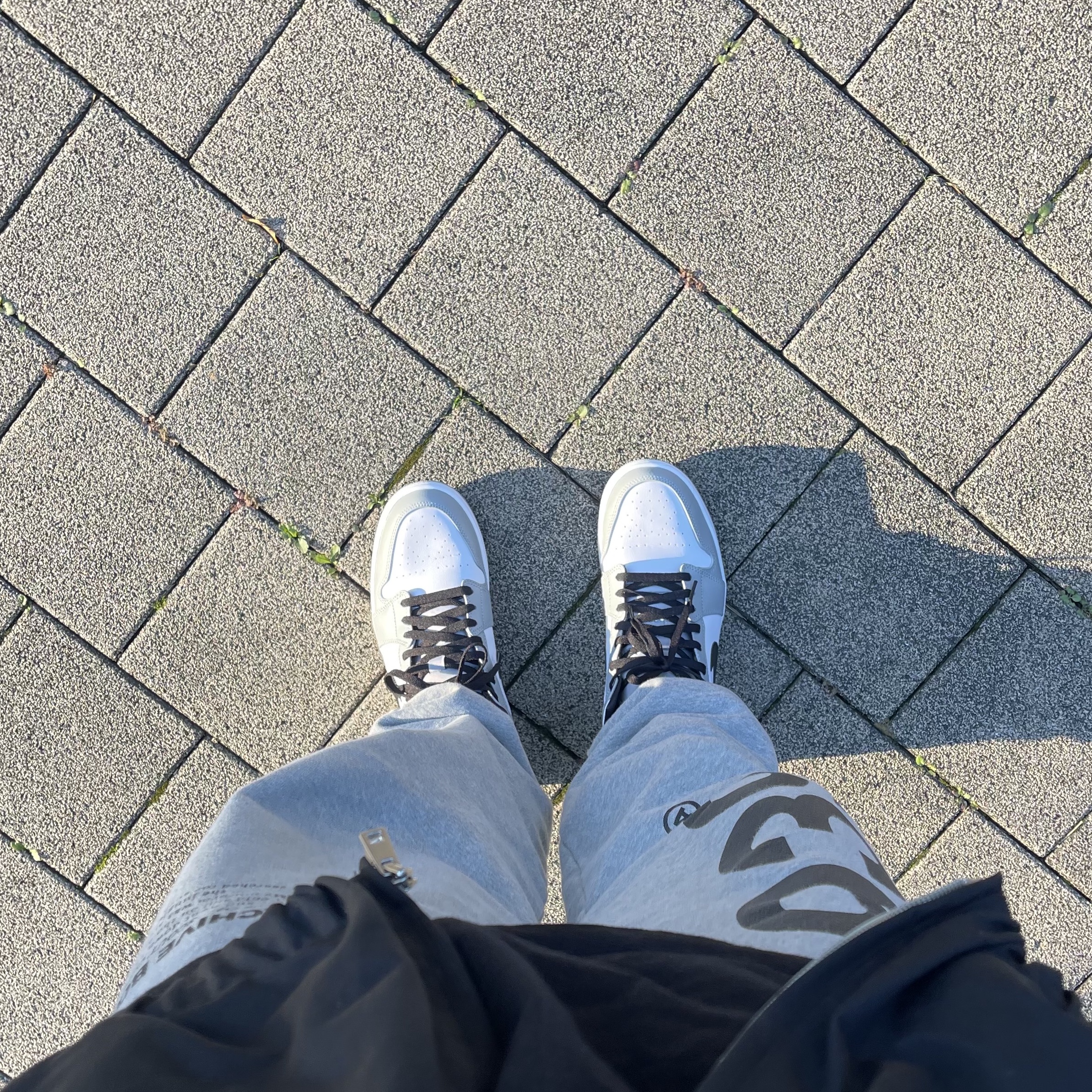 Jordan 1 Mid Light Smoke Grey 착용 스타일 - 2