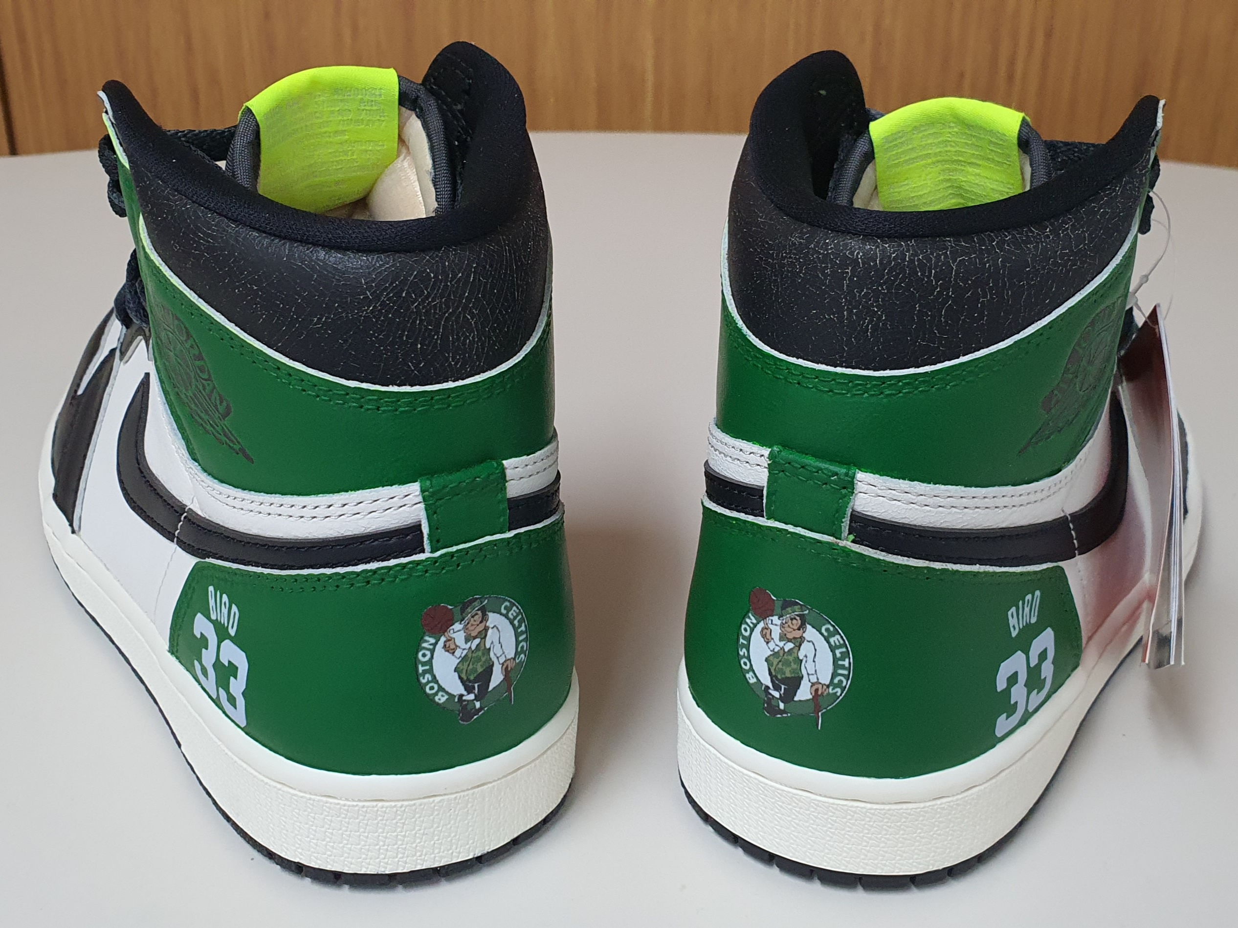 Jordan 1 Retro High OG Volt, Jordan 1 Retro High OG Black and Lucky Green 착용 스타일 - 1