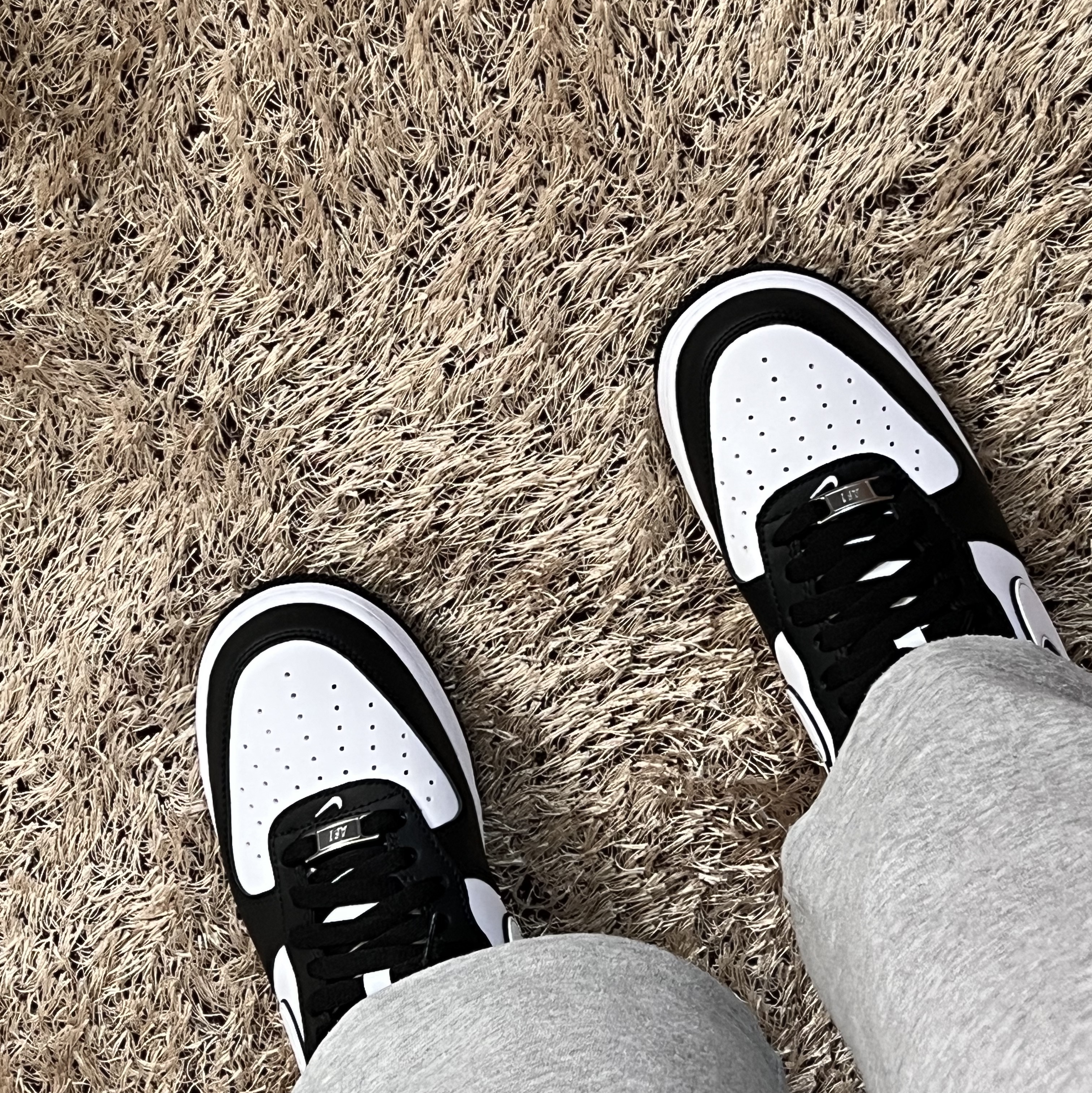 Nike Air Force 1 '07 Black White 착용 스타일 - 1