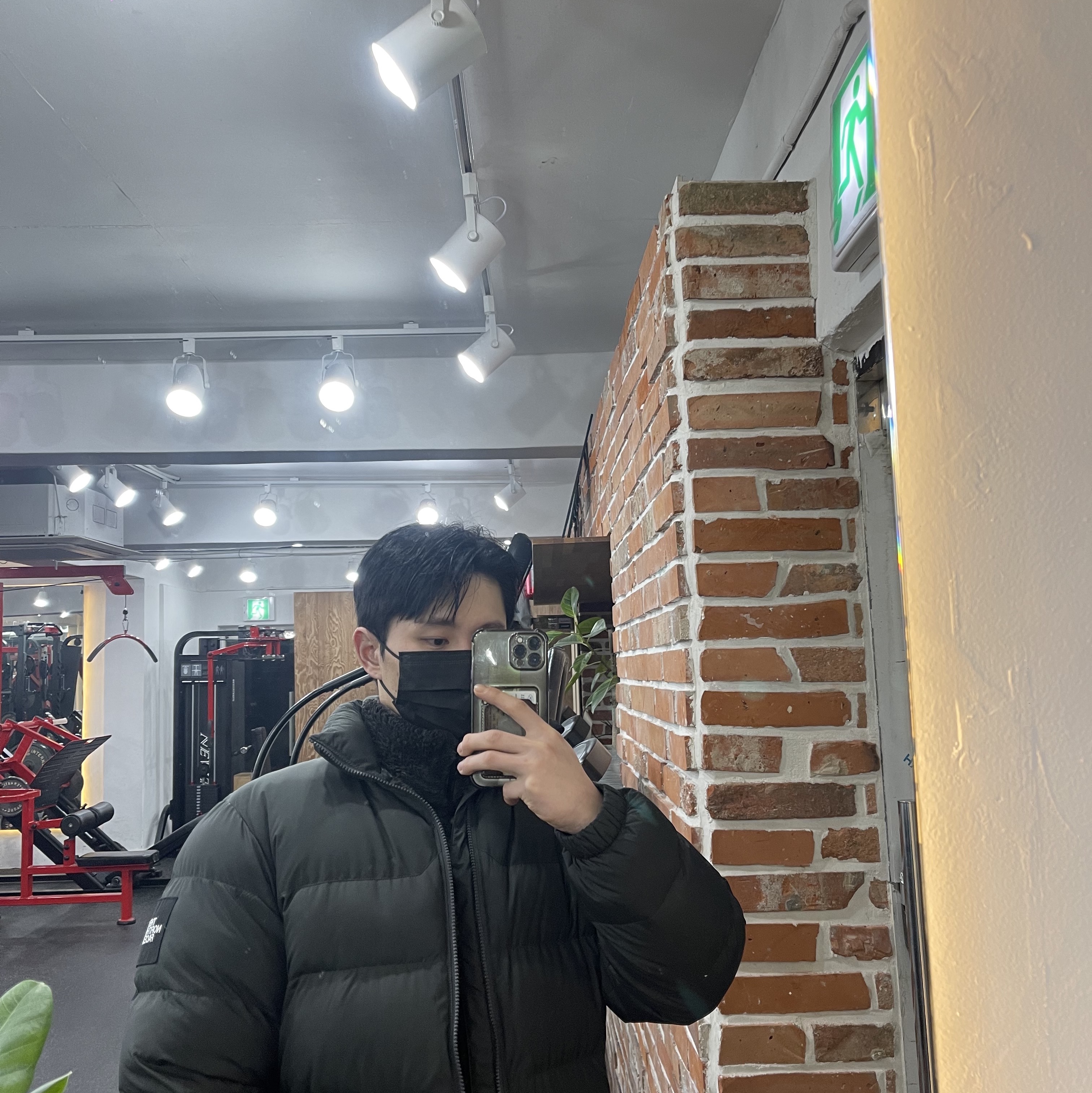 The North Face 1992 Nuptse Jacket Charcoal 착용 스타일