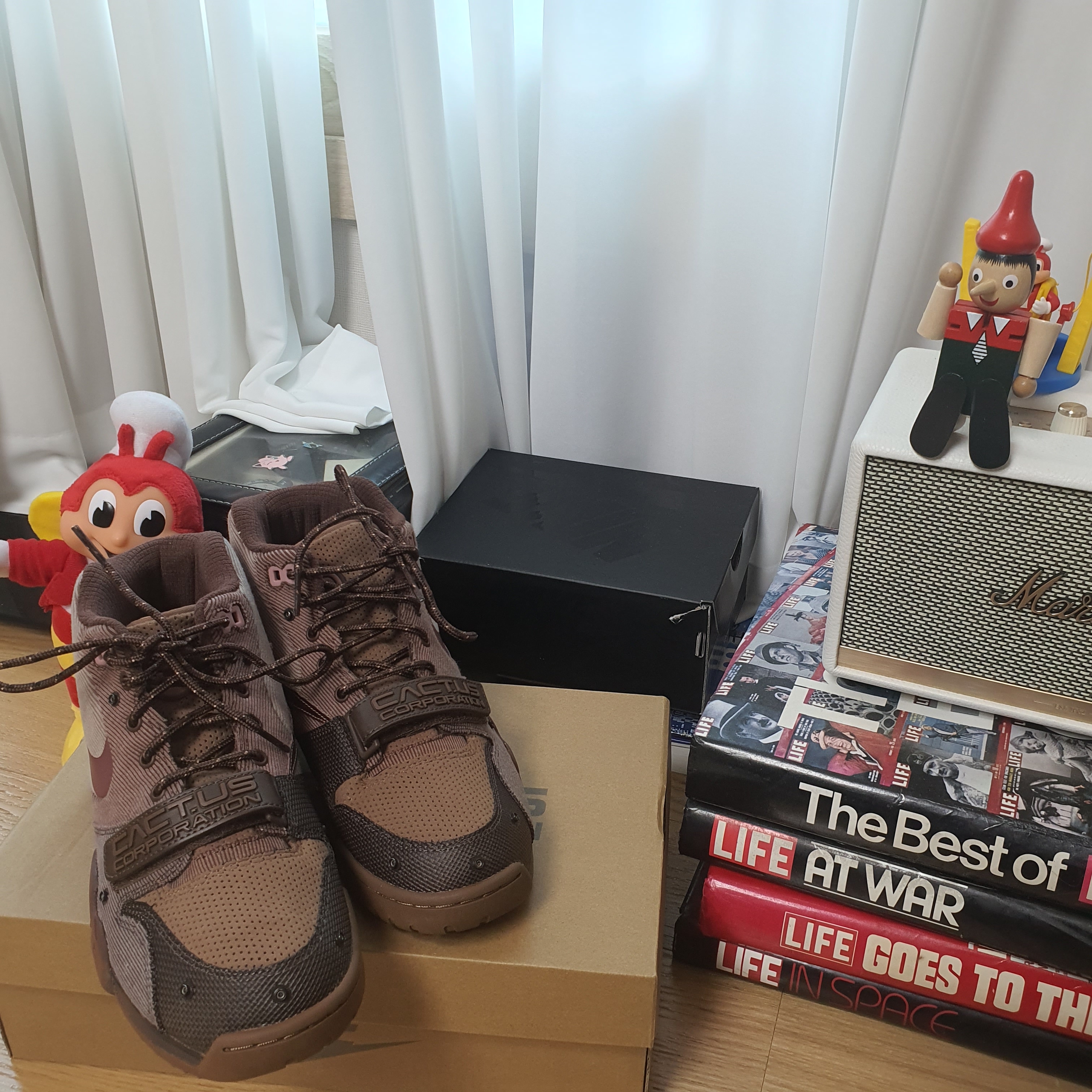Nike x Travis Scott Air Trainer 1 Archaeo Brown and Rust Pink 착용 스타일