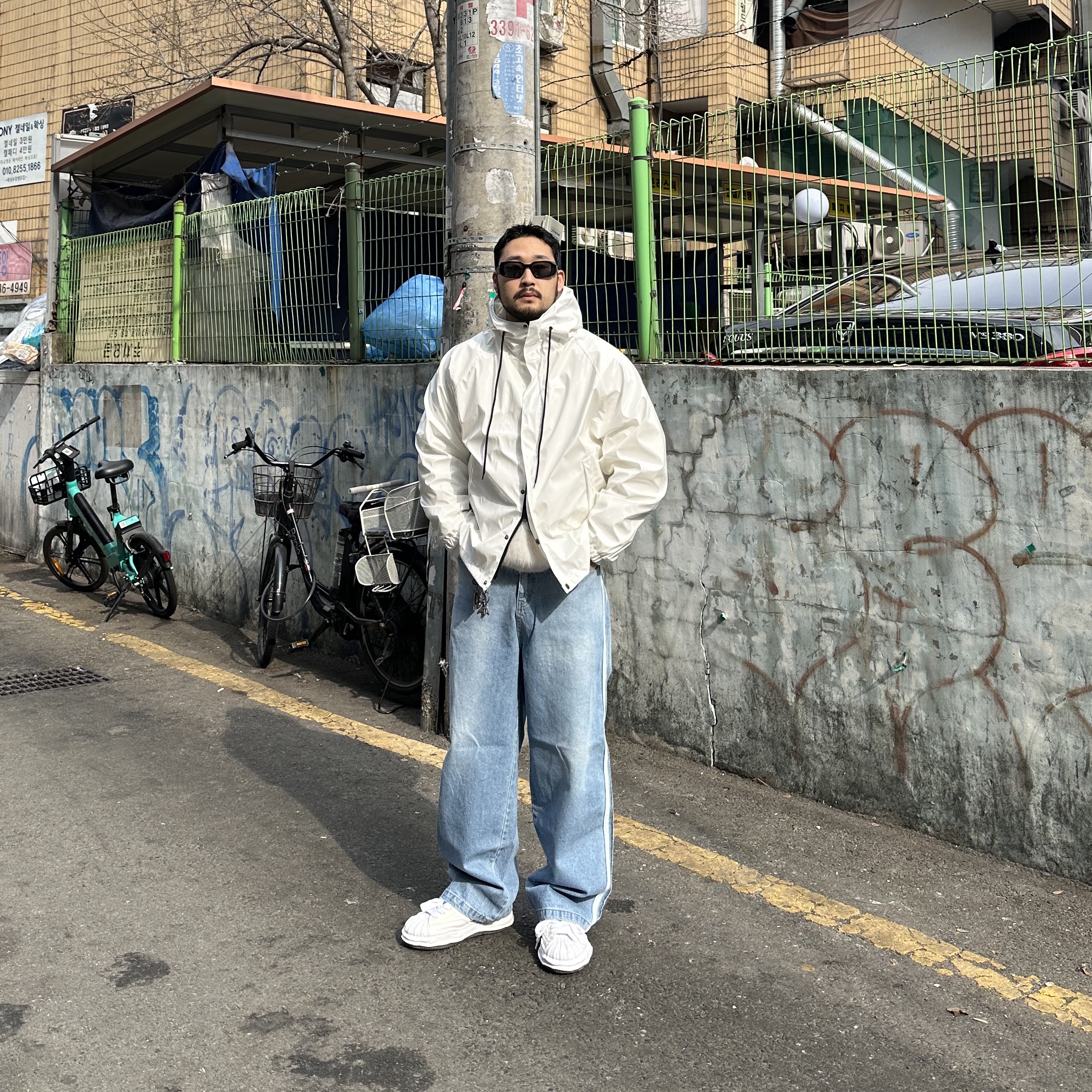 Maison Mihara Yasuhiro Blakey OG Sole Canvas Low-top Sneakers White 착용 스타일 - 1