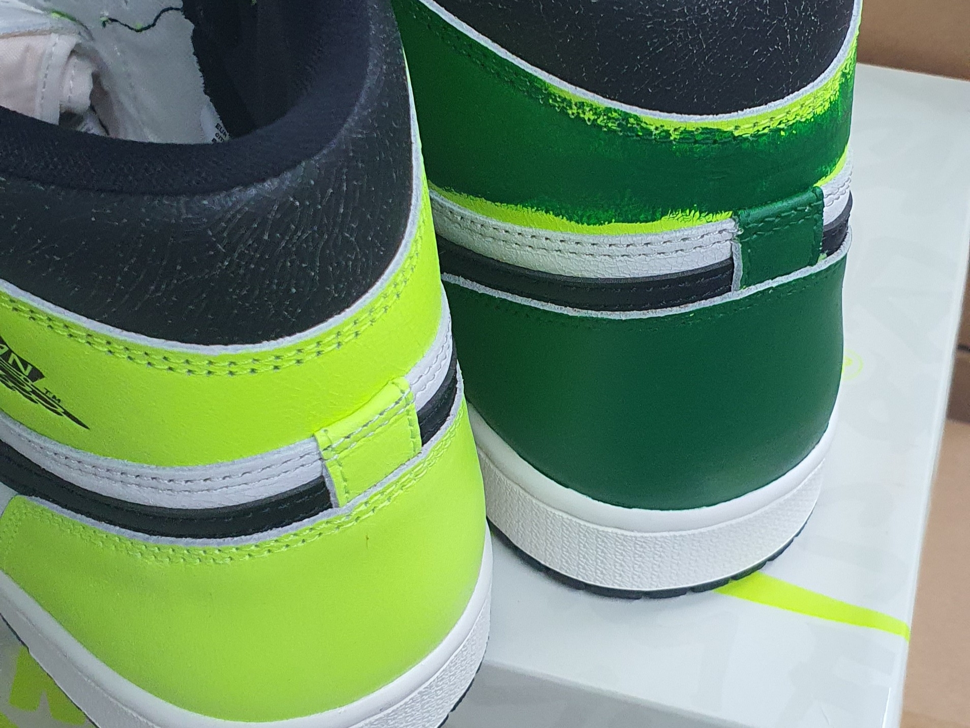 Jordan 1 Retro High OG Volt, Jordan 1 Retro High OG Black and Lucky Green 착용 스타일 - 1