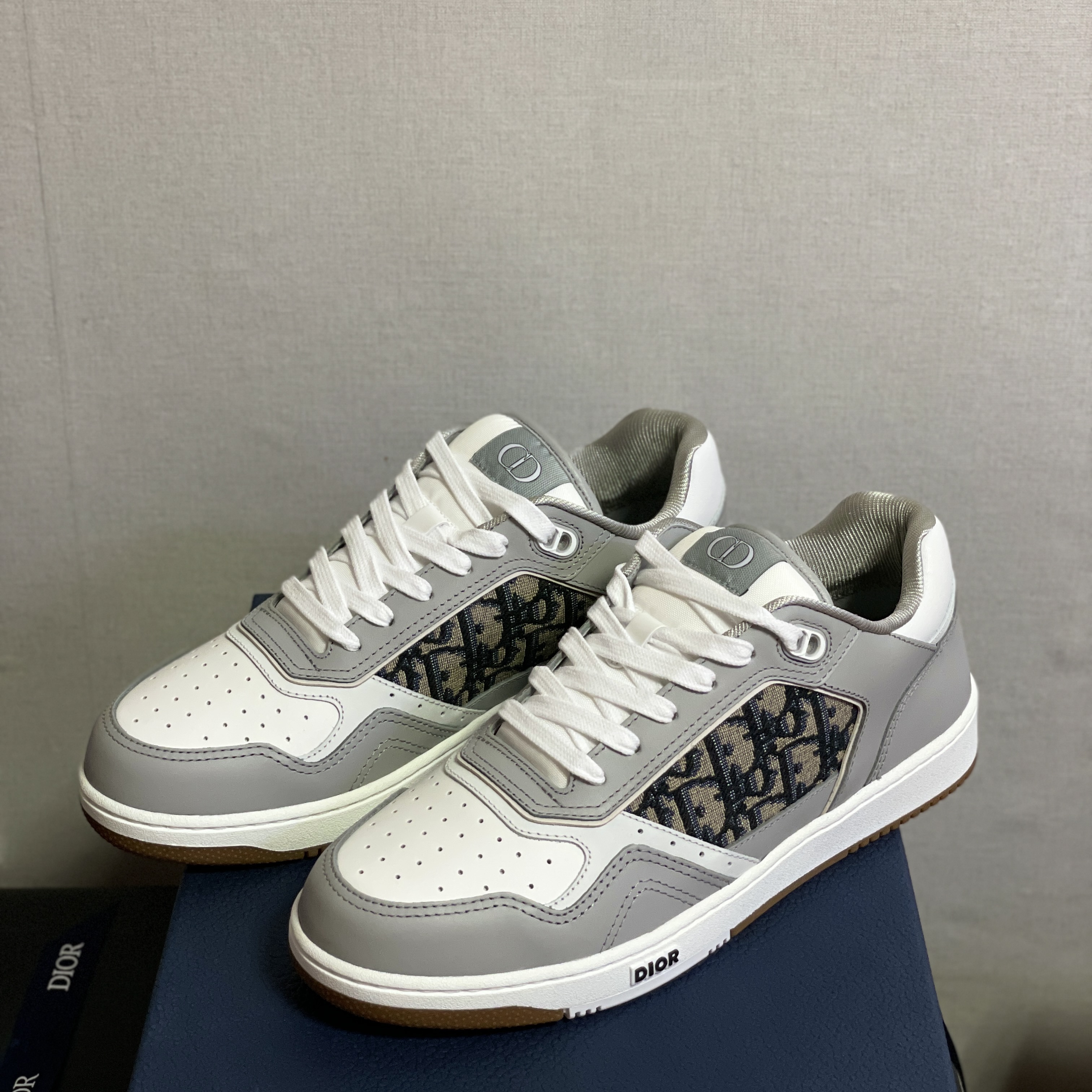 Dior B27 Low-Top Sneakers Gray 착용 스타일 - 1