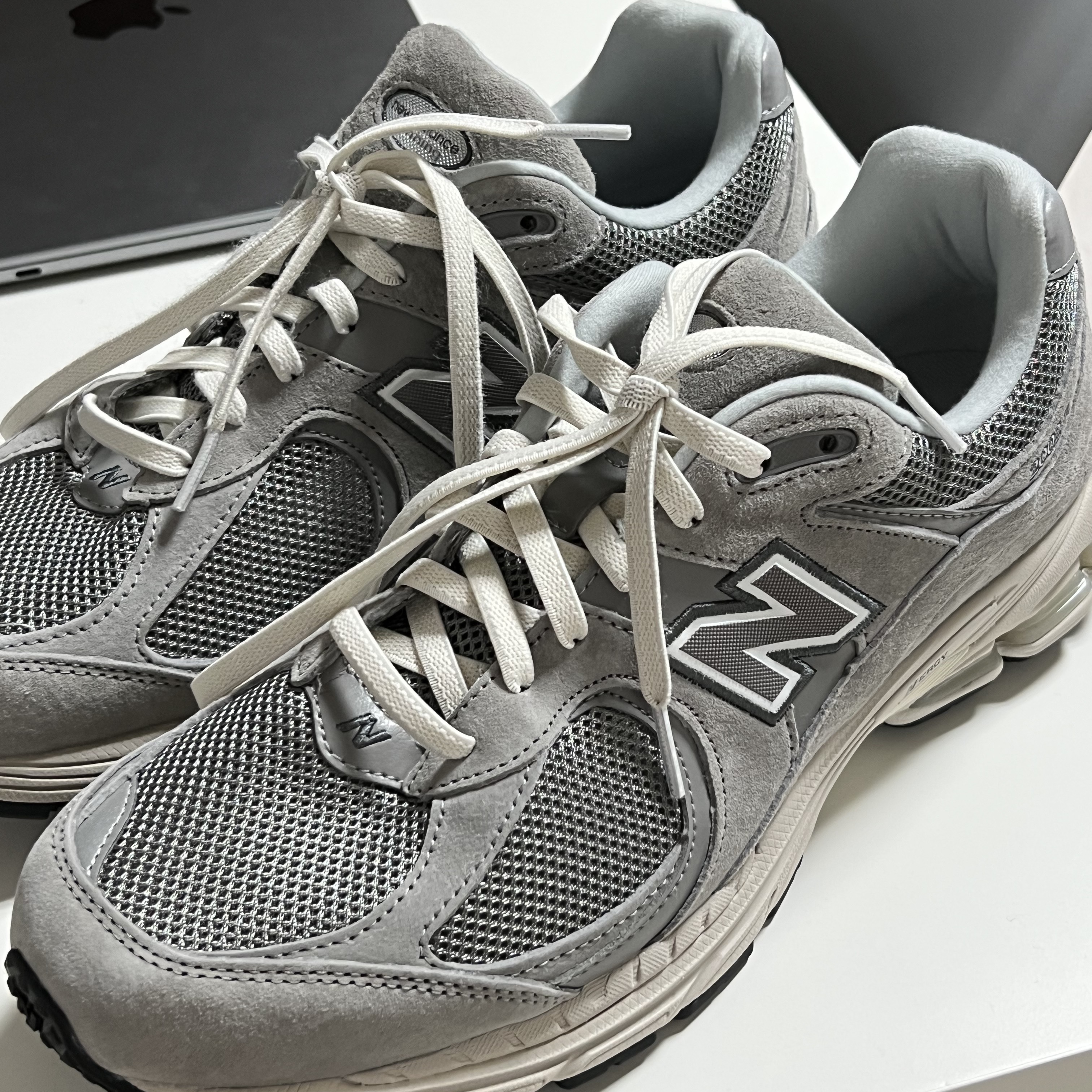 New Balance 2002R Grey 착용 스타일