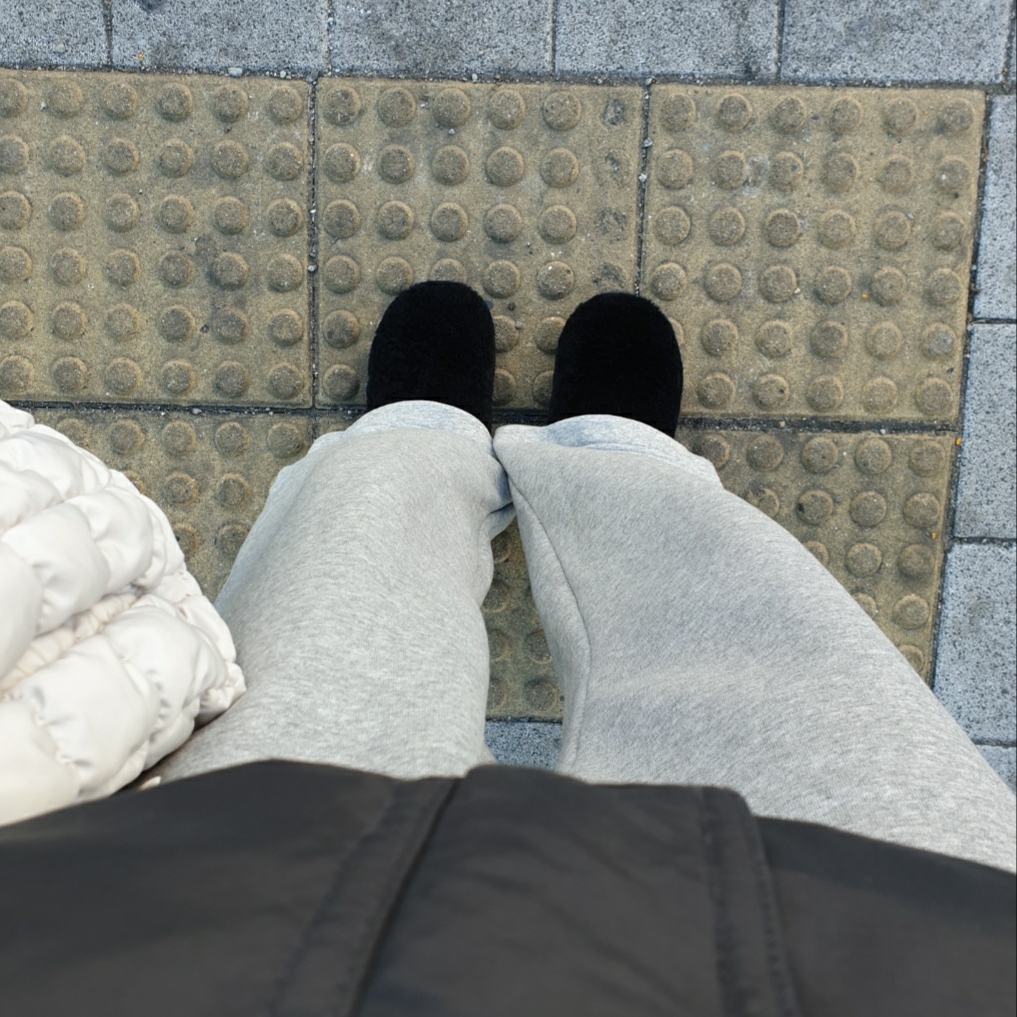 (Kids) UGG Fluff Yeah Clog Black, Essentials Puffer Jacket Black - 20FW 착용 스타일
