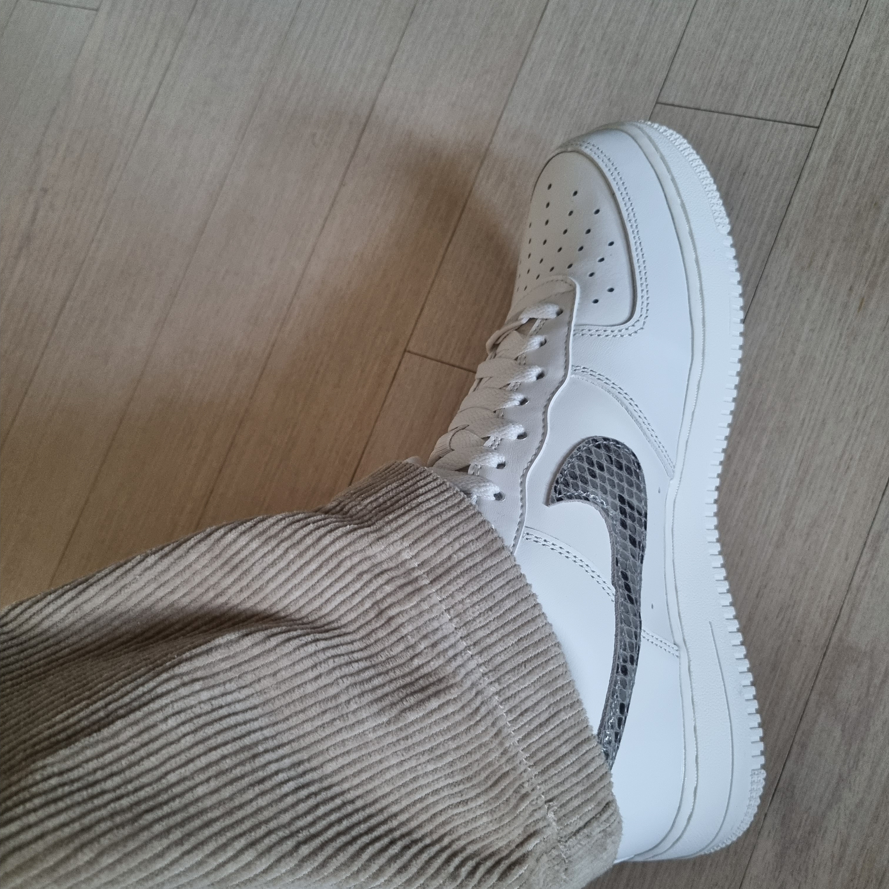 (W) Nike Air Force 1 '07 Phantom Light Iron Ore 착용 스타일 - 2