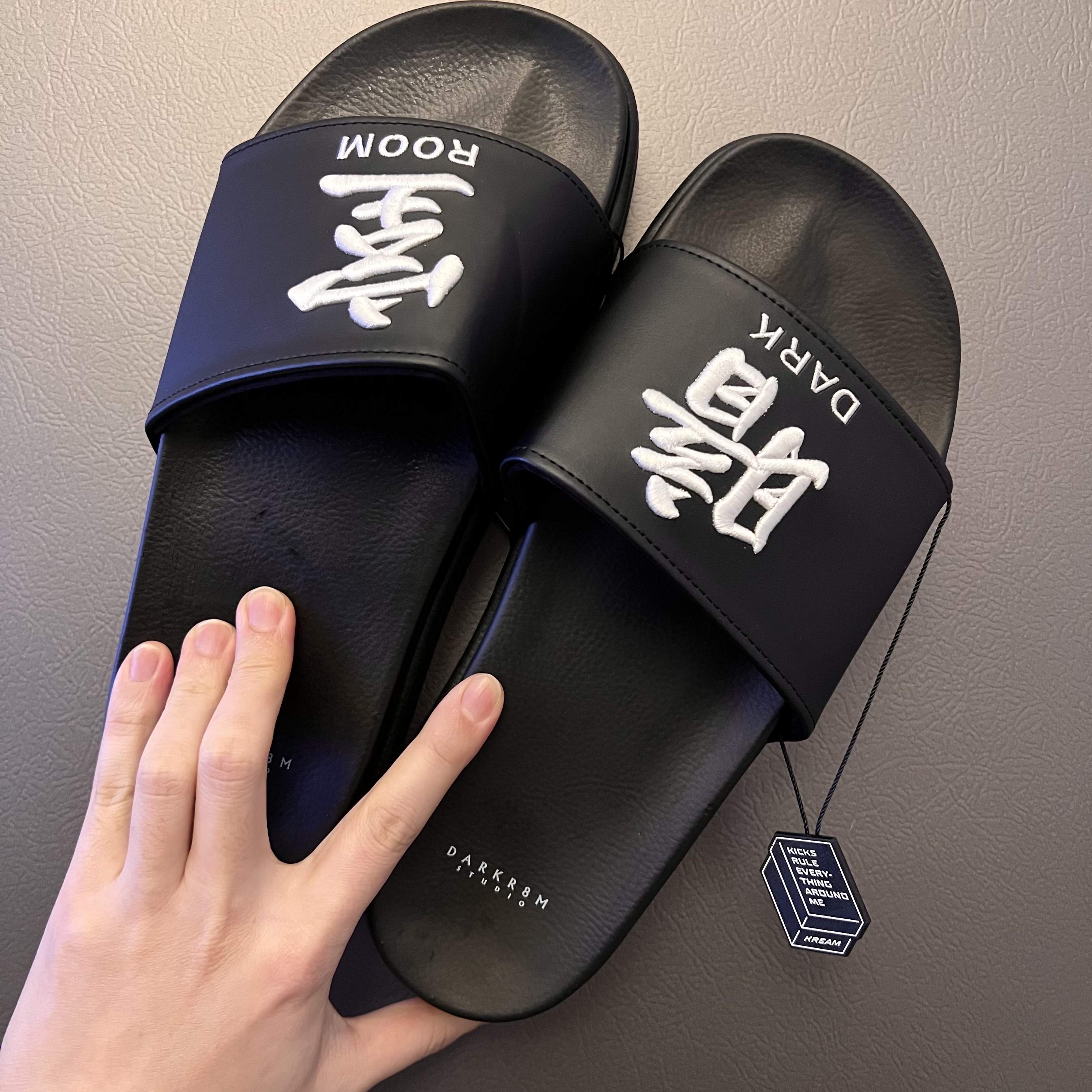 Darkr8m Studio Slides Black 착용 스타일 - 1