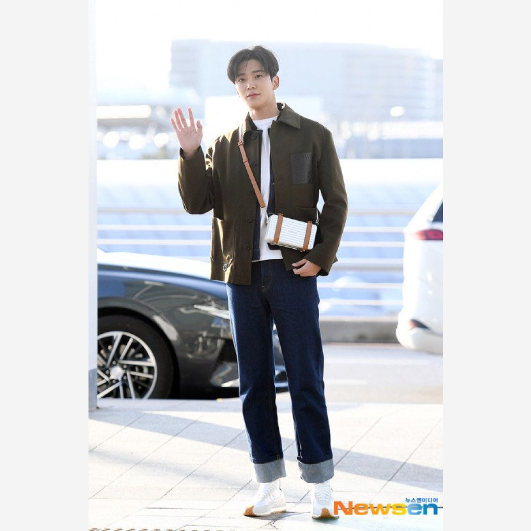 Loewe Flow Runner in Nylon and Suede White 착용 스타일 - 2
