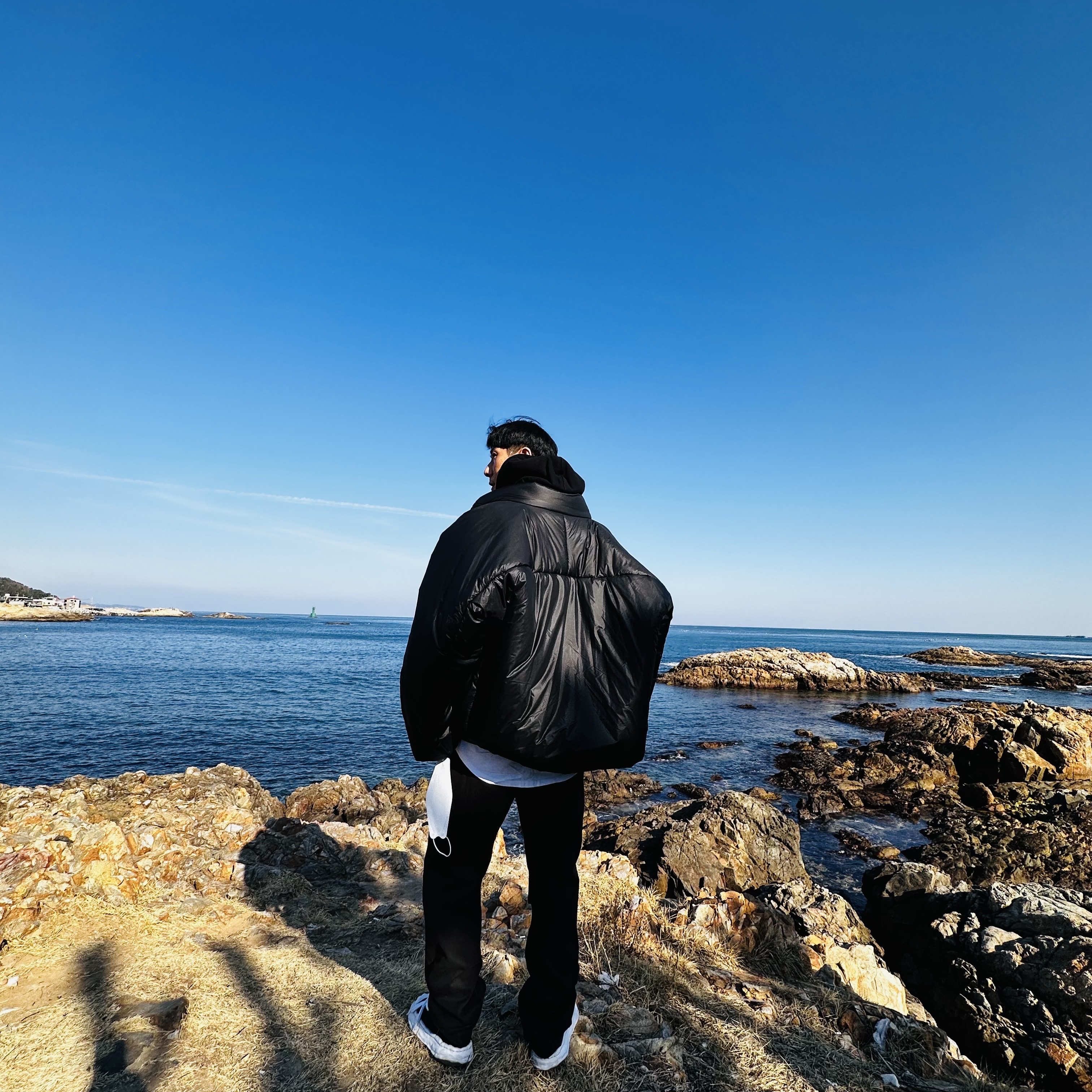 Yeezy Gap Engineered By Balenciaga Sateen Cargo Pants Black, Yeezy Gap Engineered By Balenciaga Round Jacket 2 Black 착용 스타일