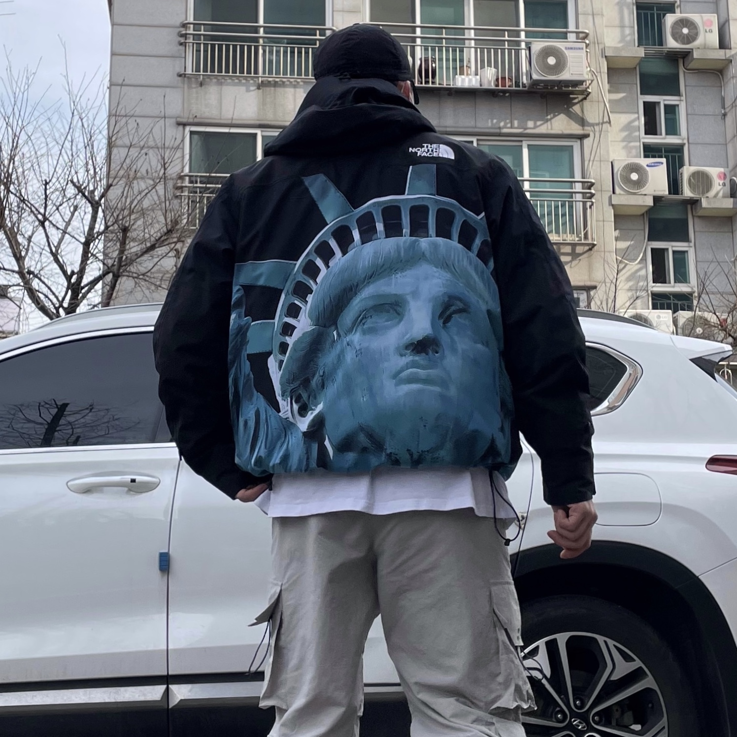 Supreme x The North Face Statue of Liberty Mountain Jacket Black - 19FW, Jordan 1 Retro High OG University Blue 착용 스타일 - 4